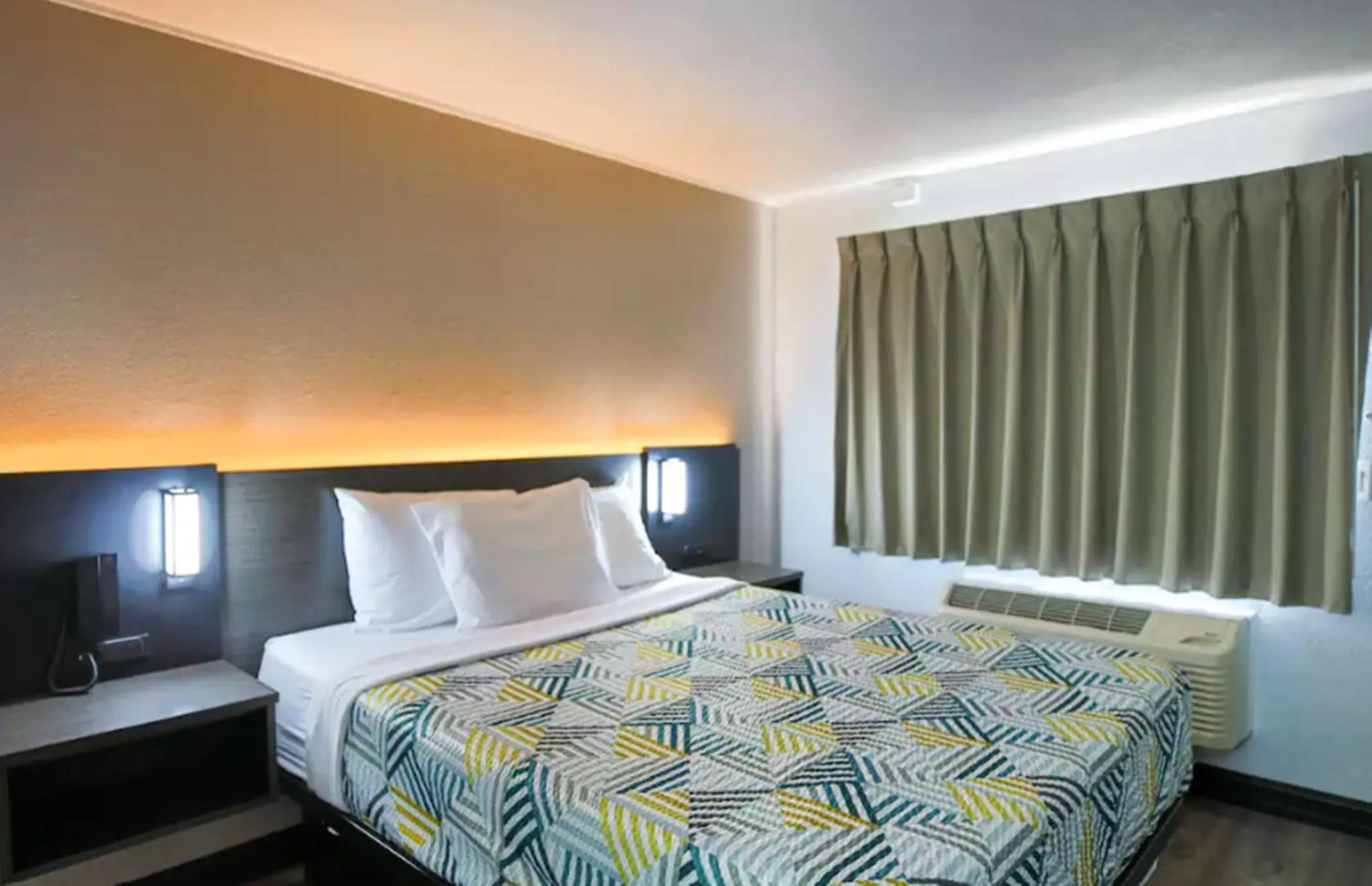 Bedroom, Bed in Motel 6-Sacramento, CA - Central