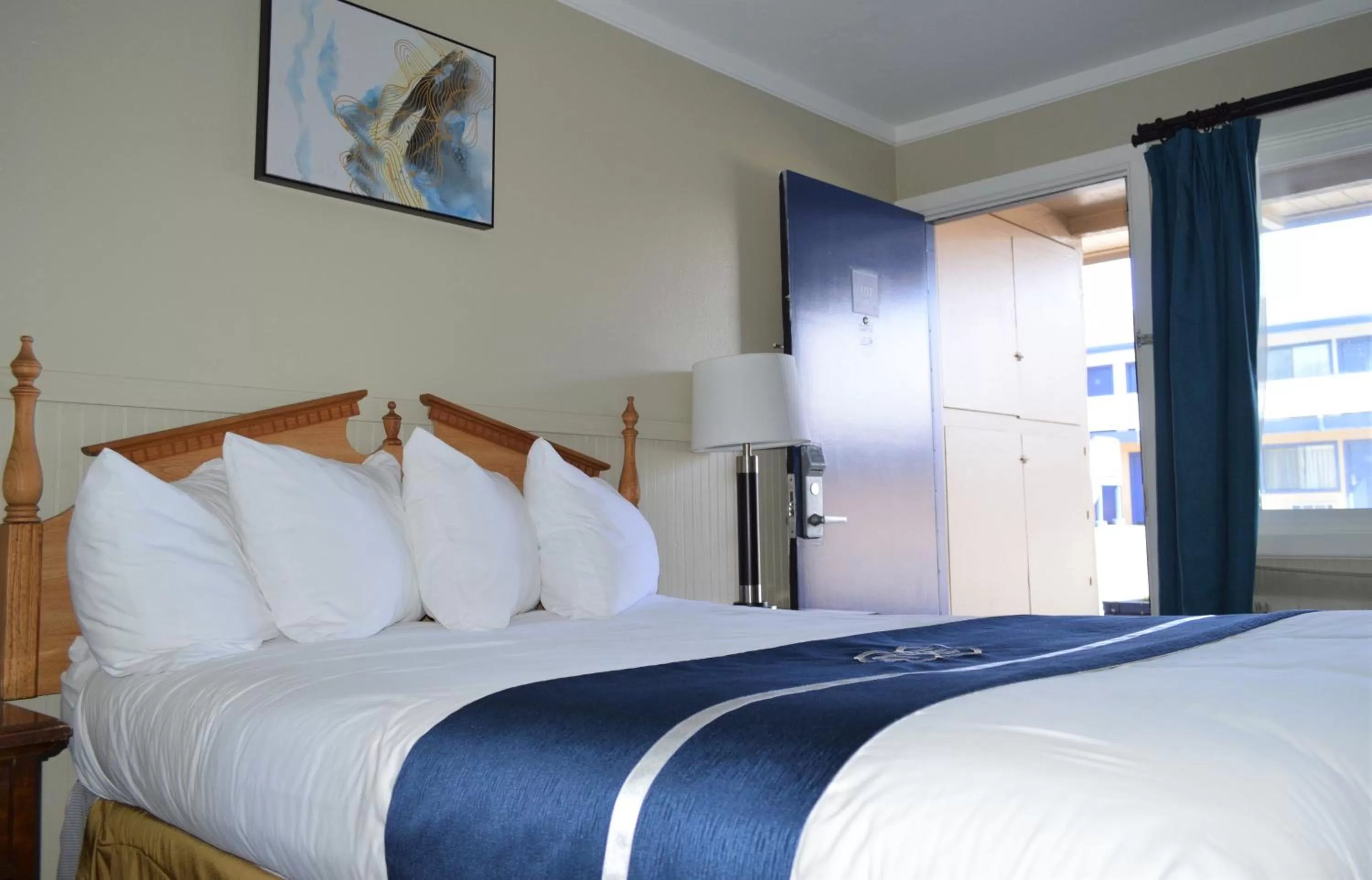 Bed in Omeo Suites Glass Beach