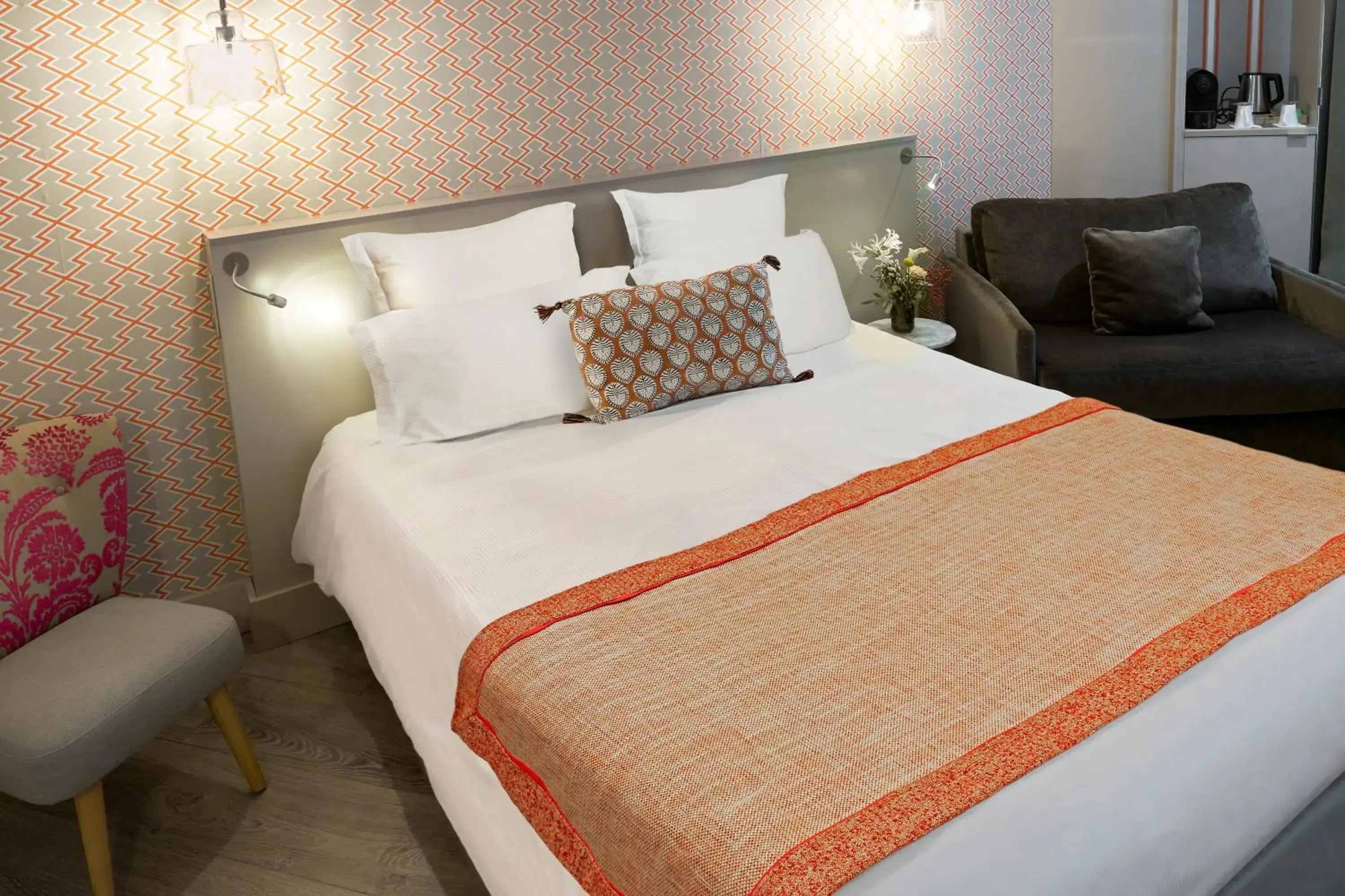 Superior Queen Room with Sofa in Hotel Vic Eiffel Superior Queen Room with Sofa in Hotel Vic Eiffel