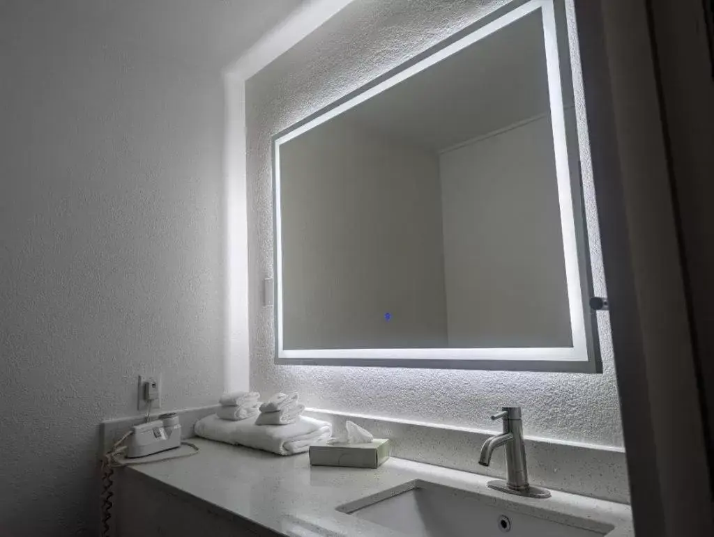 King Room - Non-Smoking/Exterior Hall in Quality Inn & Suites Northampton - Amherst King Room - Non-Smoking/Exterior Hall in Quality Inn & Suites Northampton - Amherst