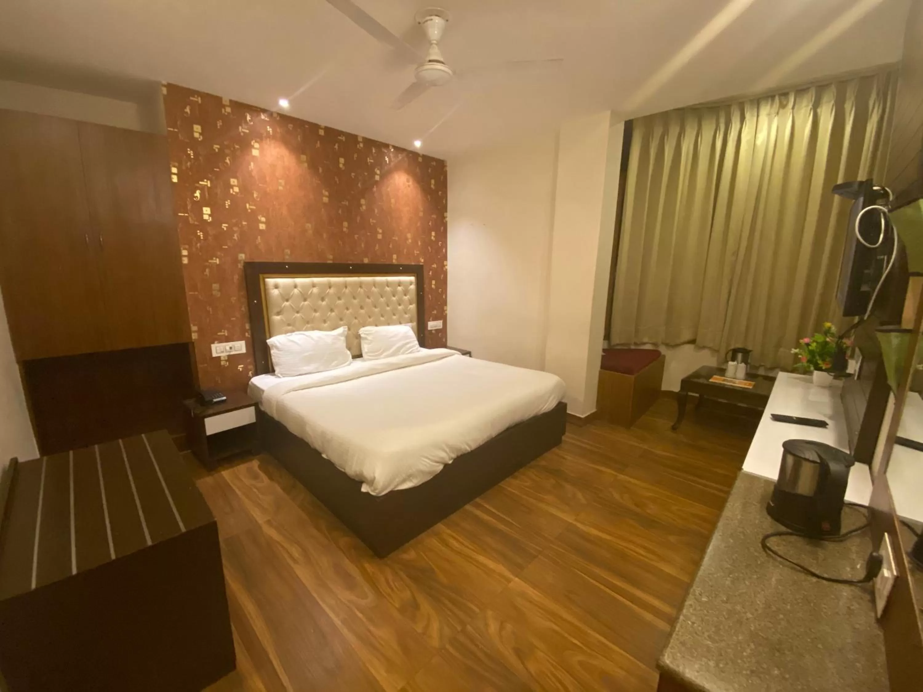 Bedroom, Bed in Hotel Ambika Resort Manali