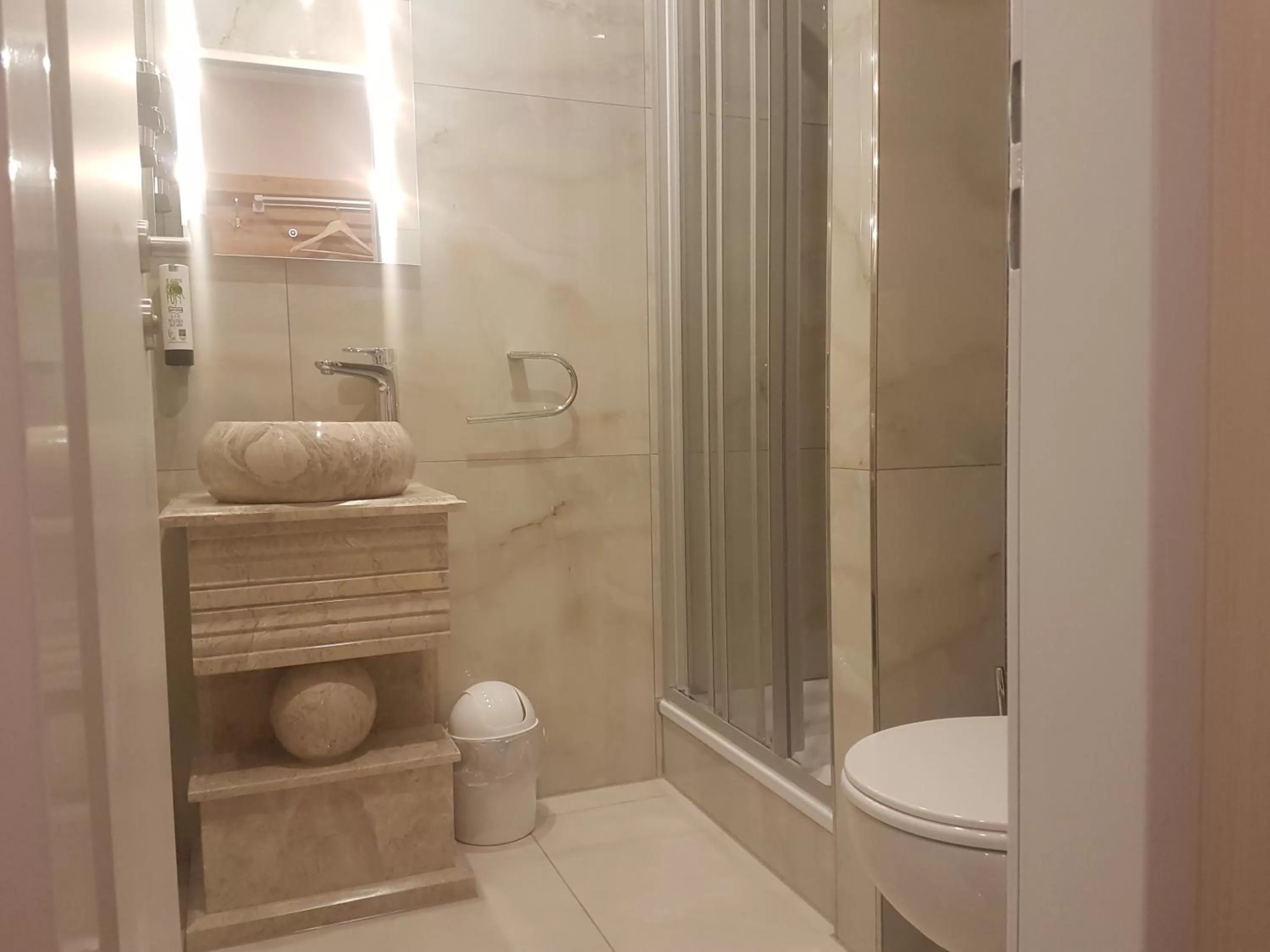 Toilet in Elbgalerie Hotel