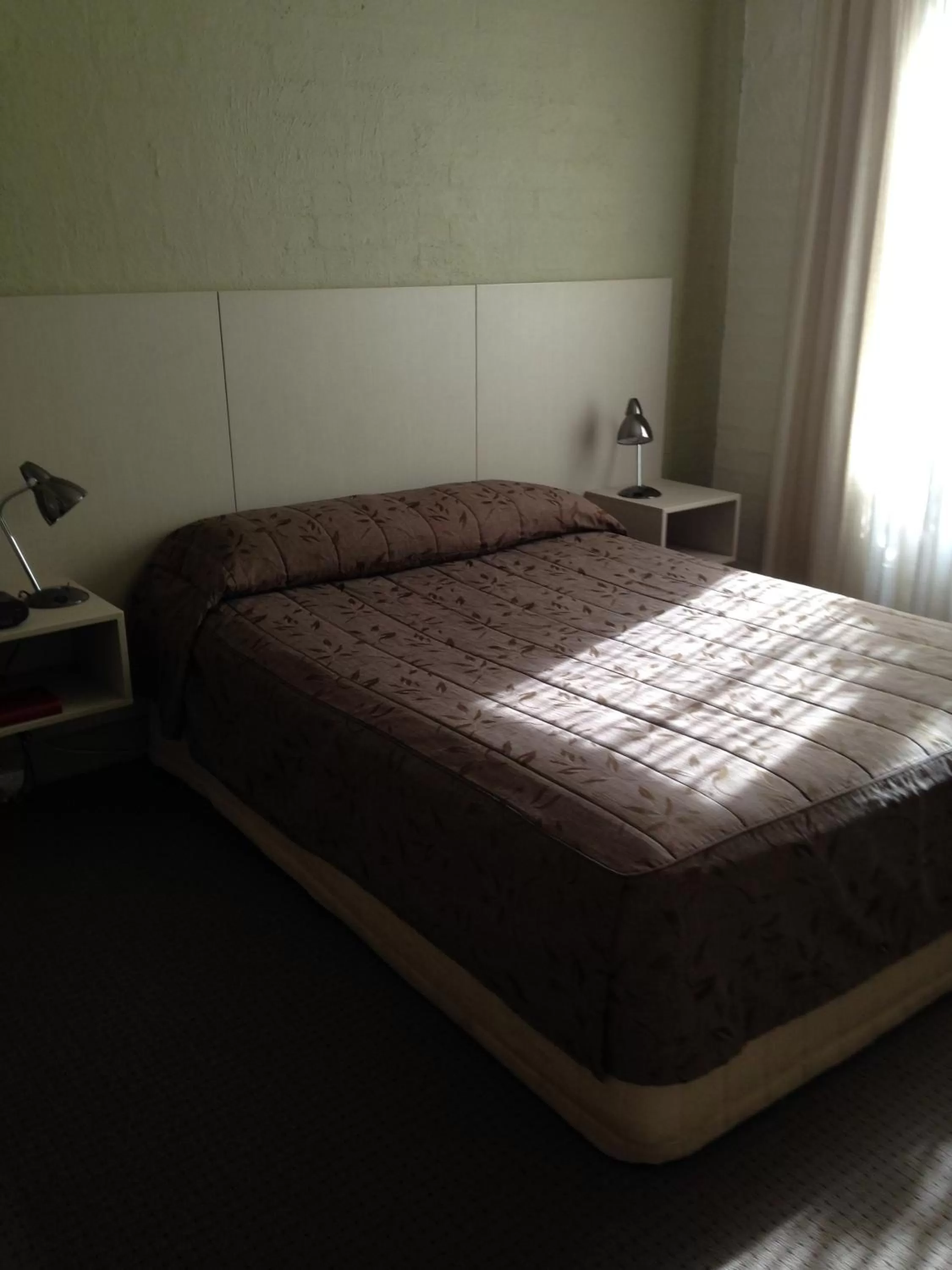 Bed in Francis Phillip Motor Inn and The Lodge