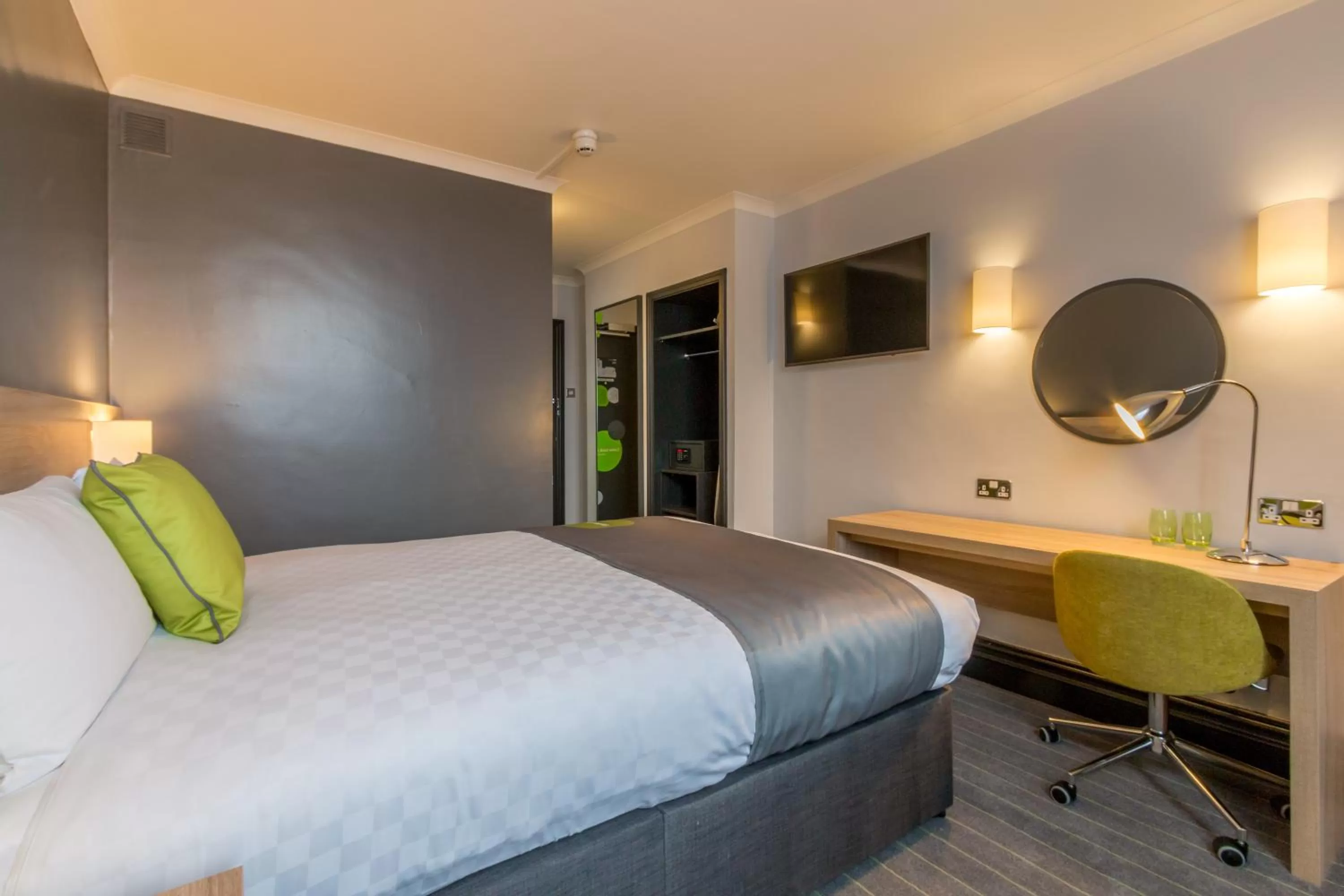 Shower, Bed in Thistle Express London Luton