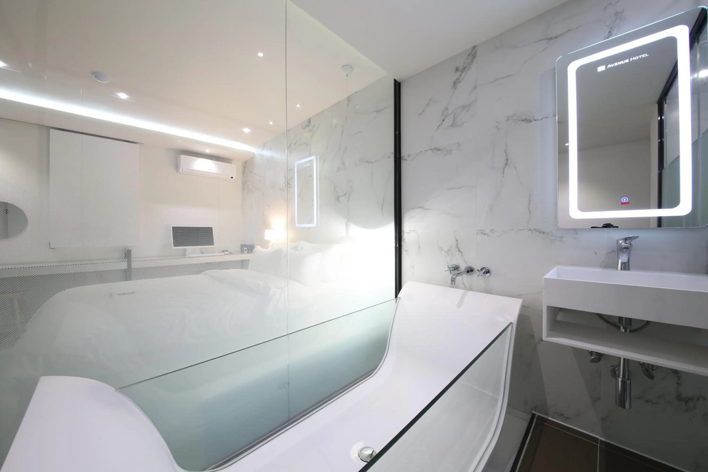 Shower in Avenue Hotel