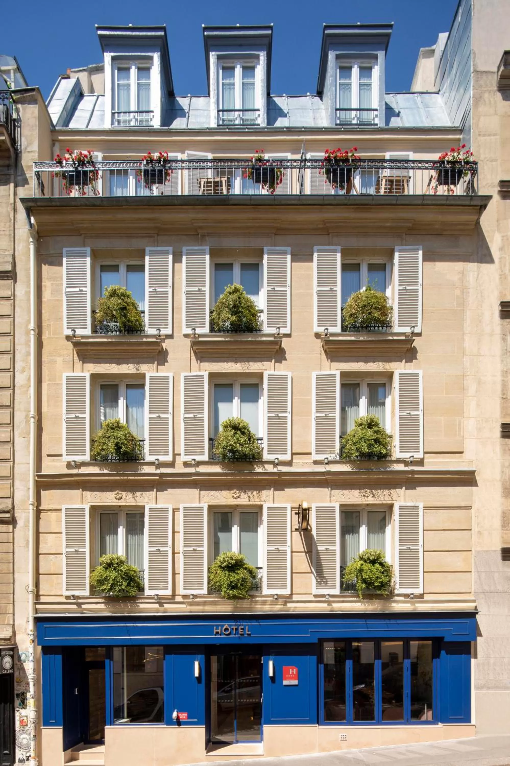 Property building in Hôtel des Arts Montmartre