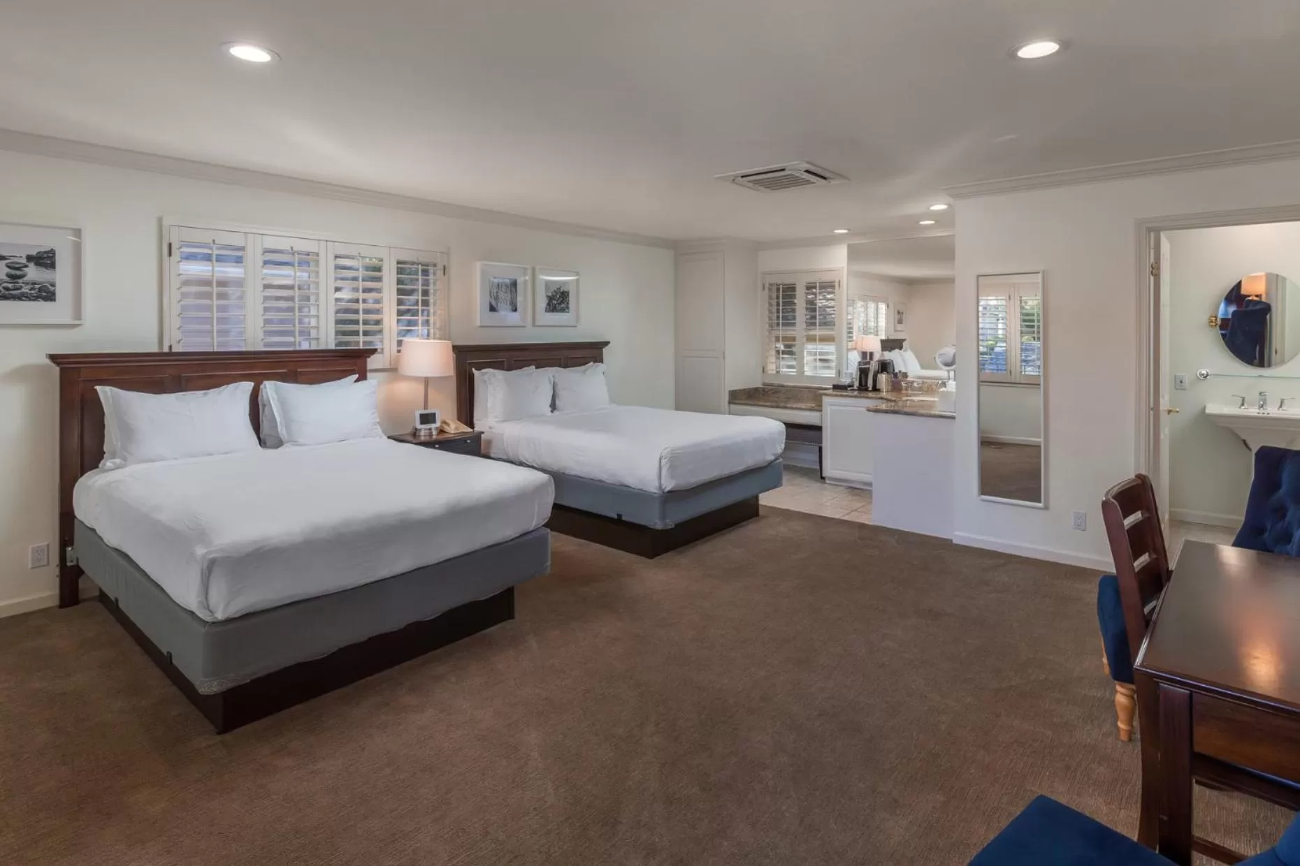 Queen Suite (1 Queen Bed & 1 Sleeper Sofa) in Saratoga Oaks Lodge