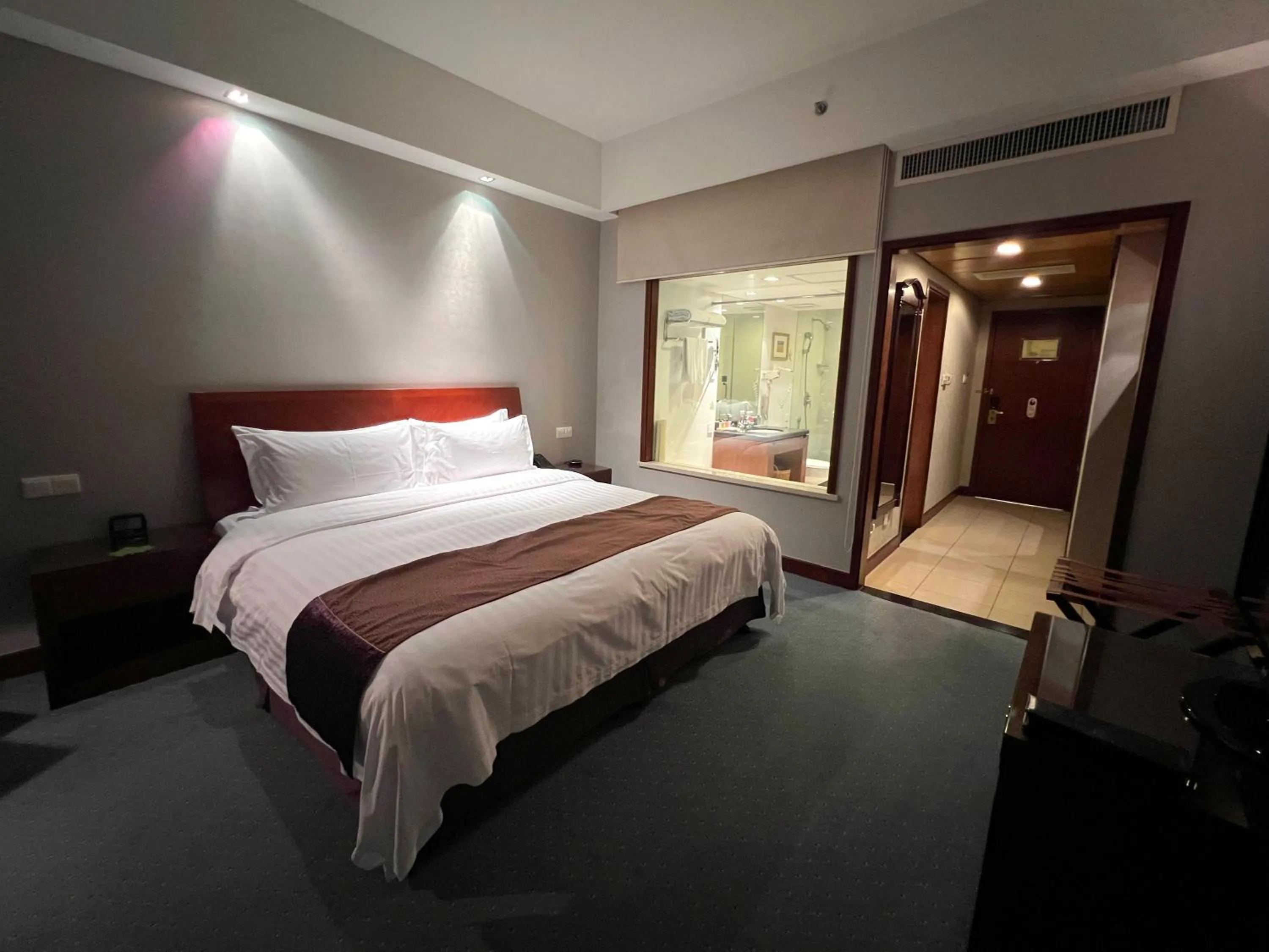 Photo of the whole room, Bed in Baolong Hotel Shanghai