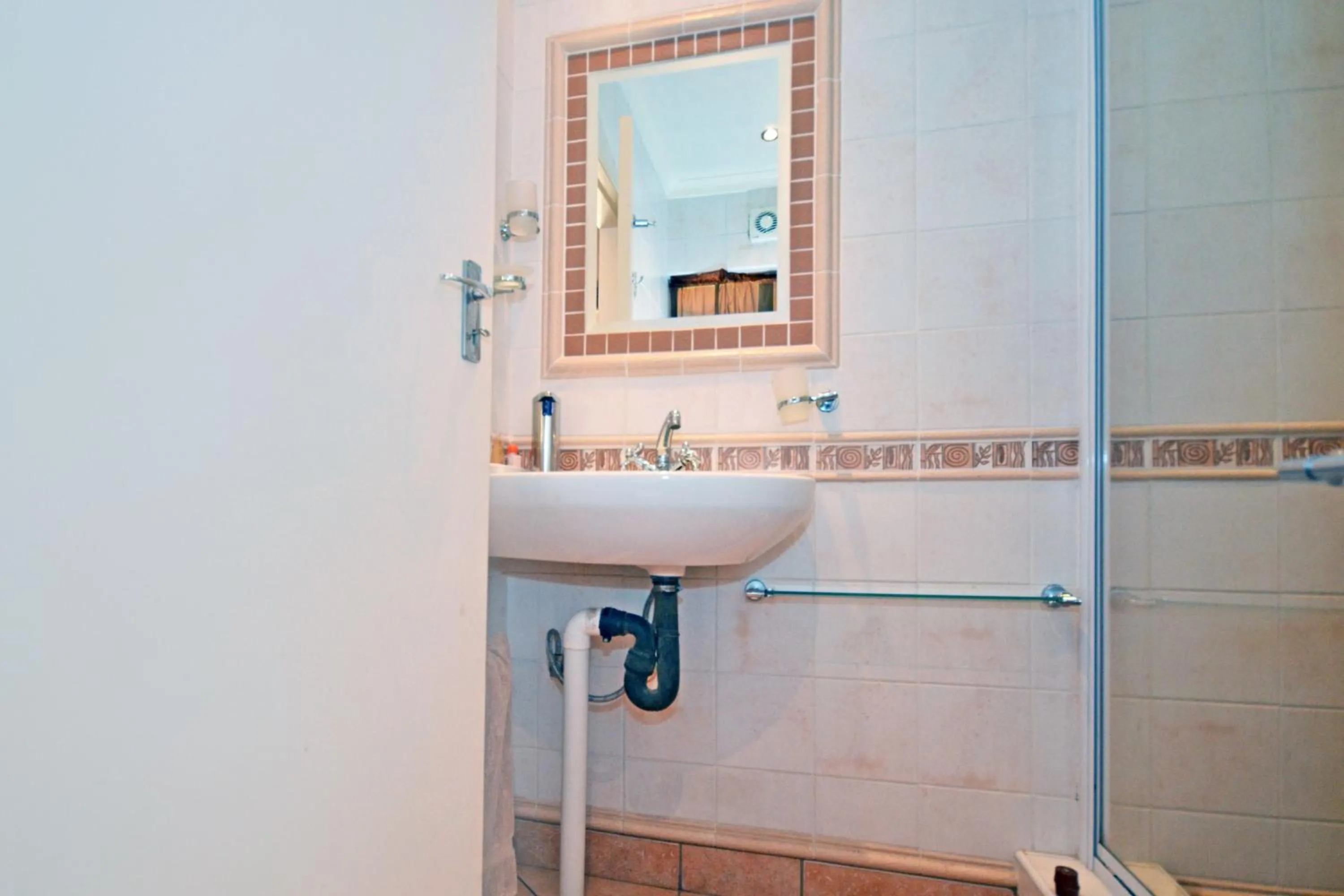 Shower in Cherry Tree Cottage B&B Linden