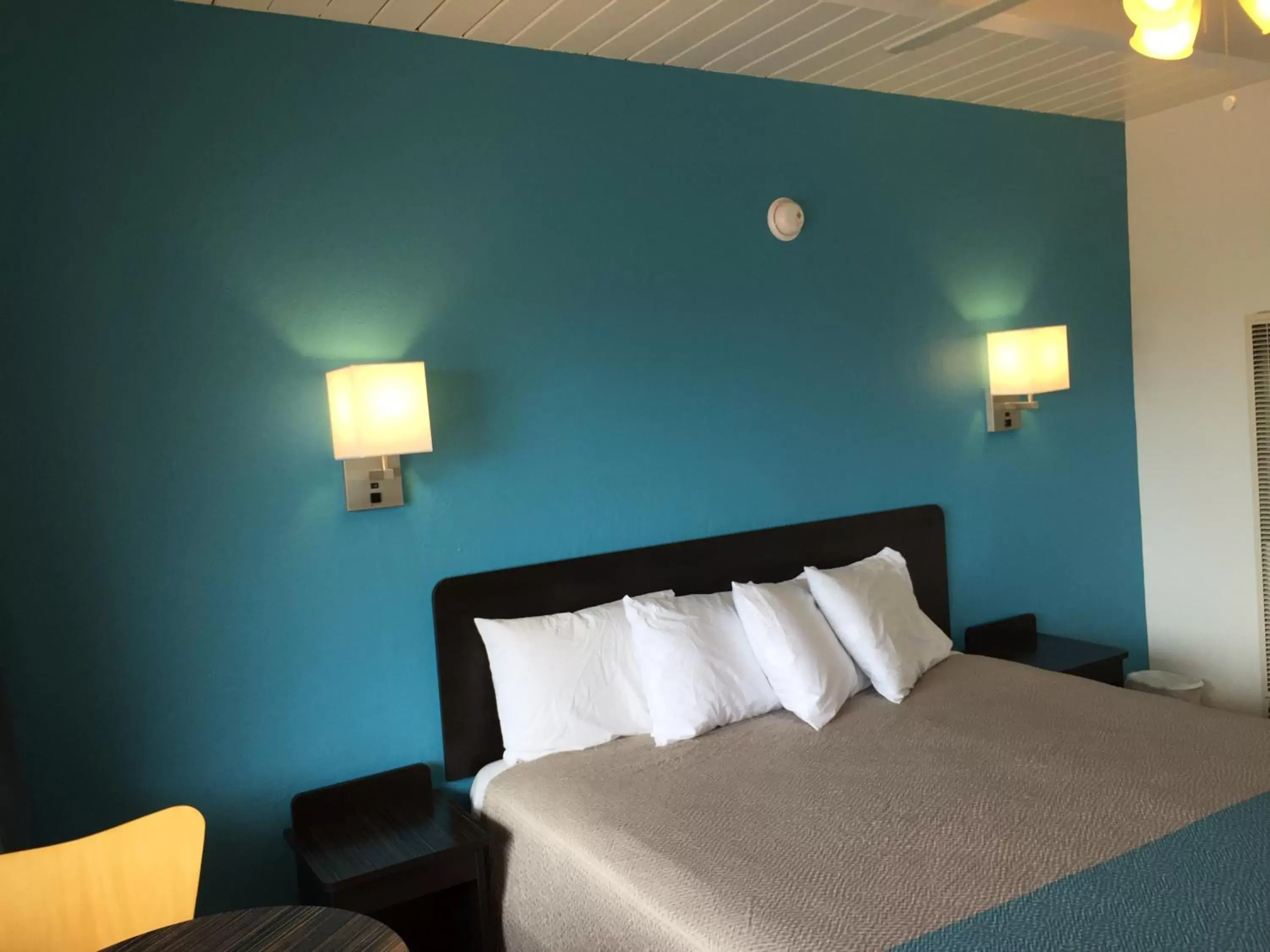 Queen Room - Non-Smoking in Motel 6 Pismo Beach CA Pacific Ocean Queen Room - Non-Smoking in Motel 6 Pismo Beach CA Pacific Ocean