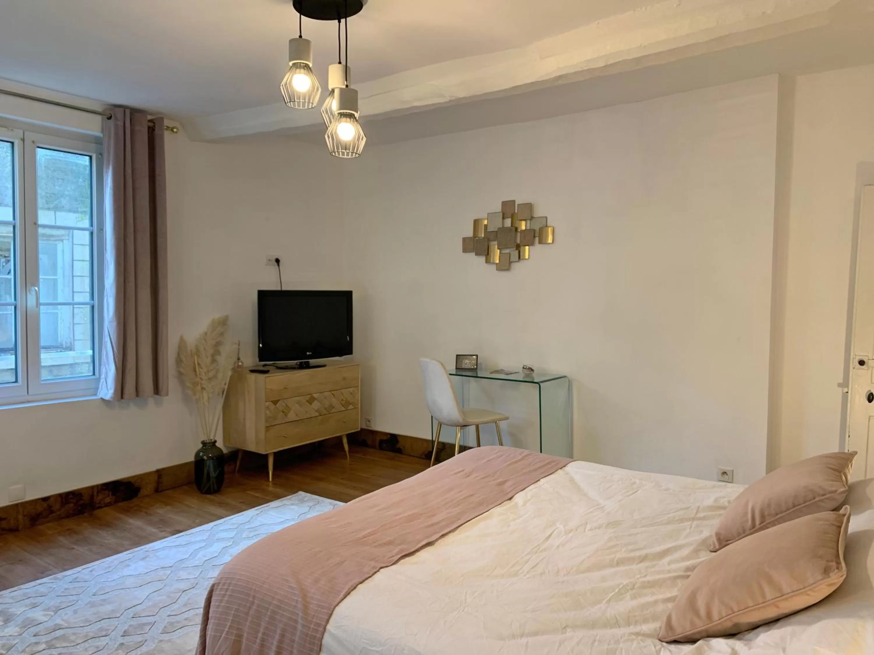 Photo of the whole room in L'Ecole des Demoiselles