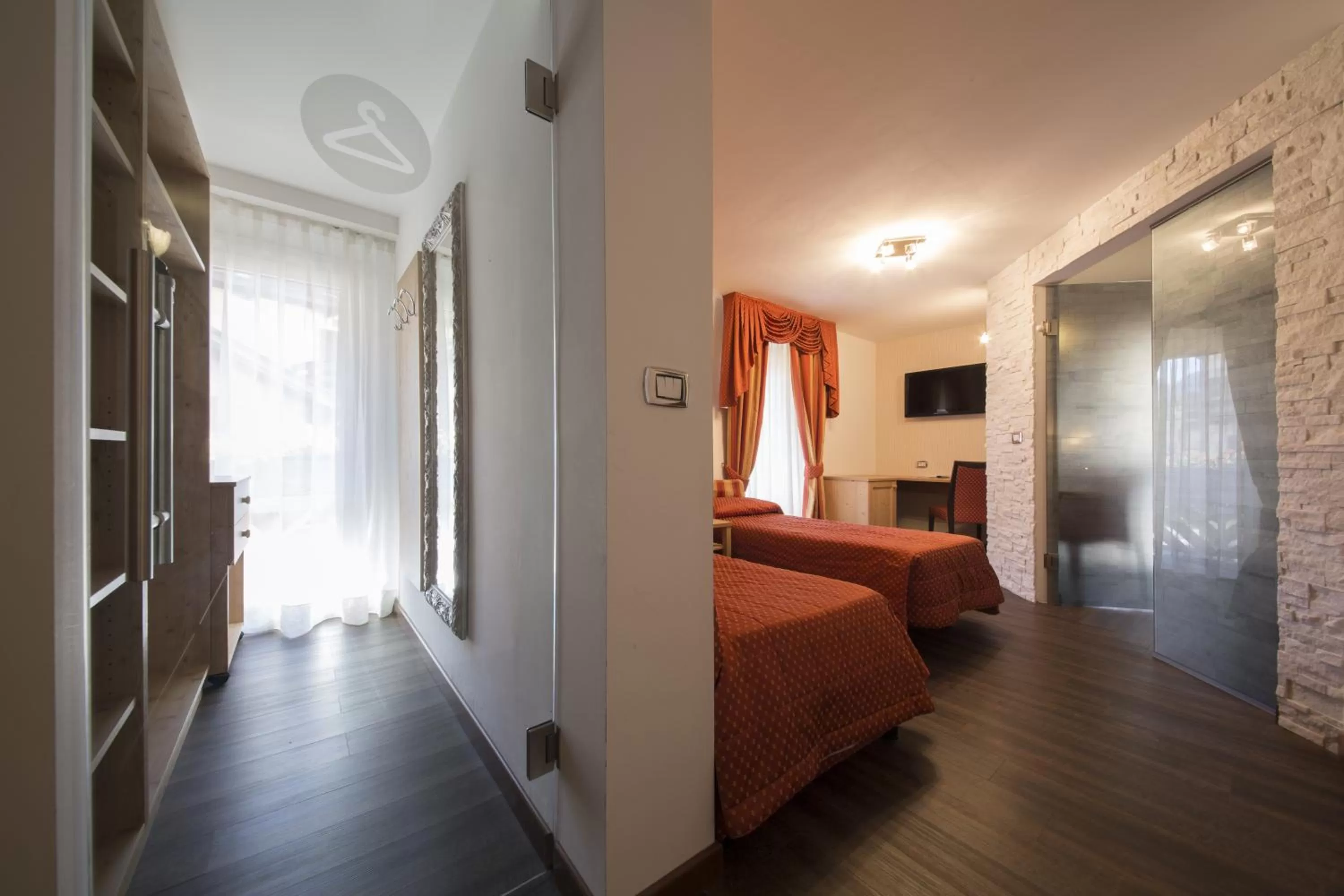 Photo of the whole room, Bed in Hotel Touring