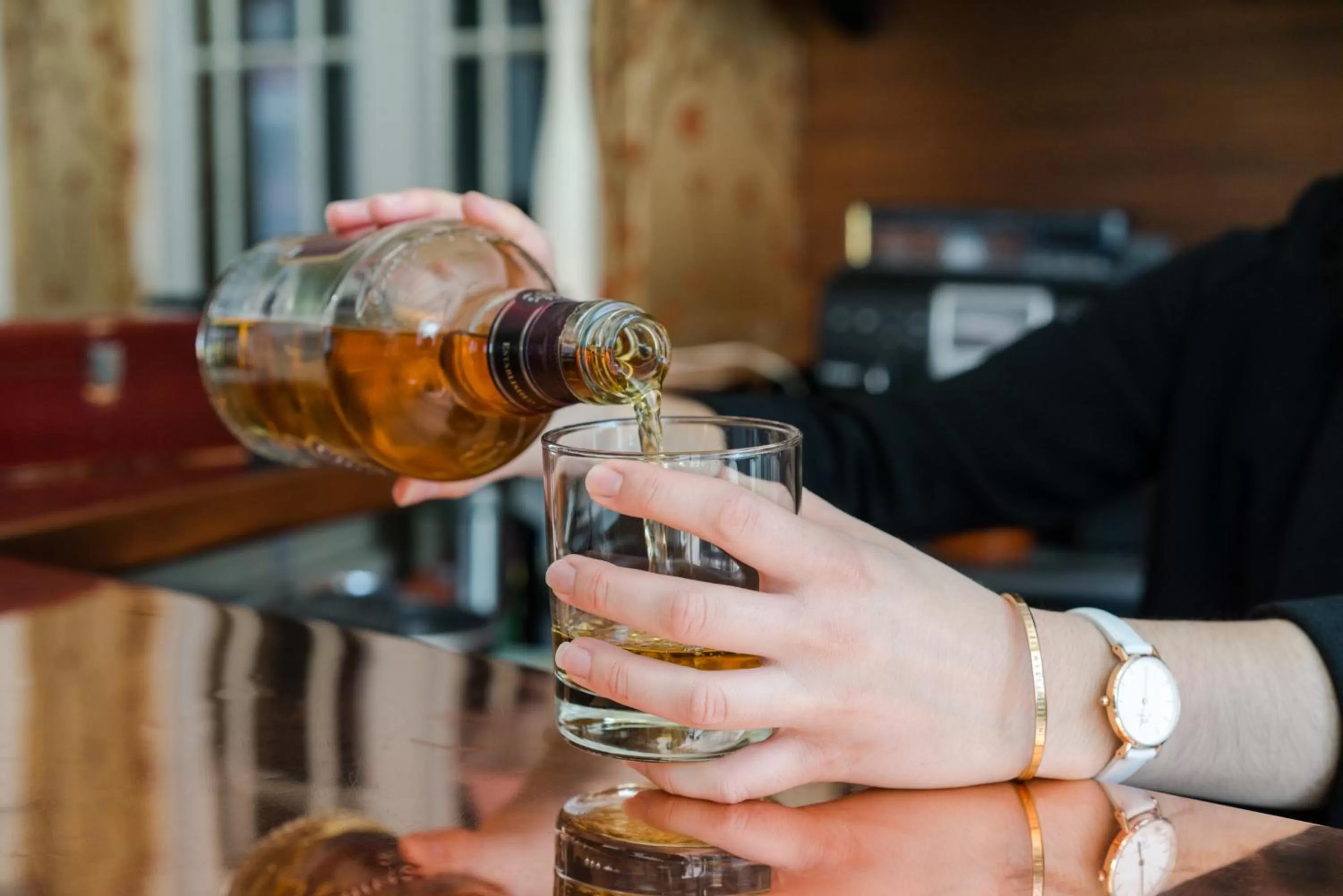 Lounge or bar in The Originals Boutique, Hôtel Terminus, Bourg-en-Bresse Gare