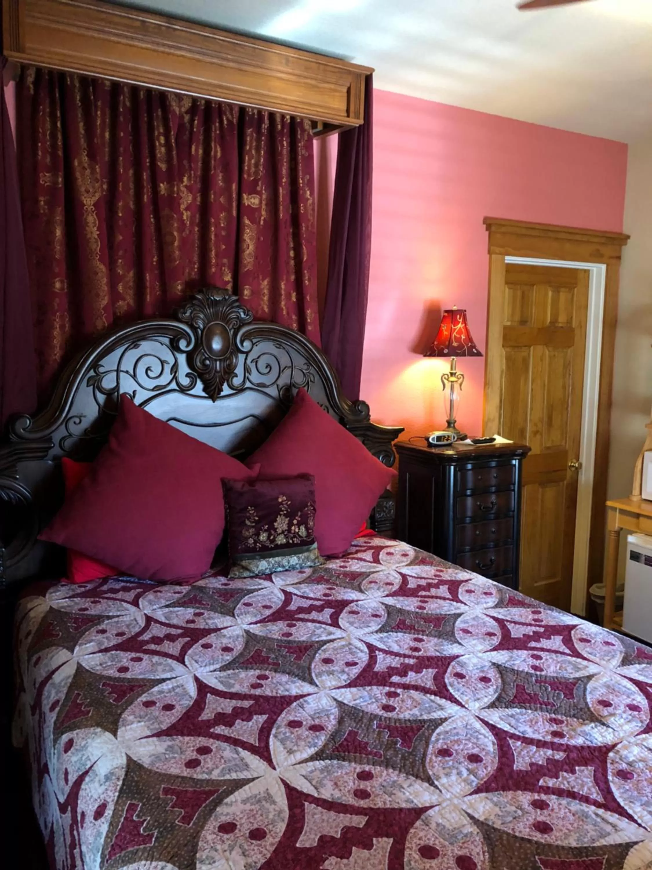 Bed in All Seasons Inn