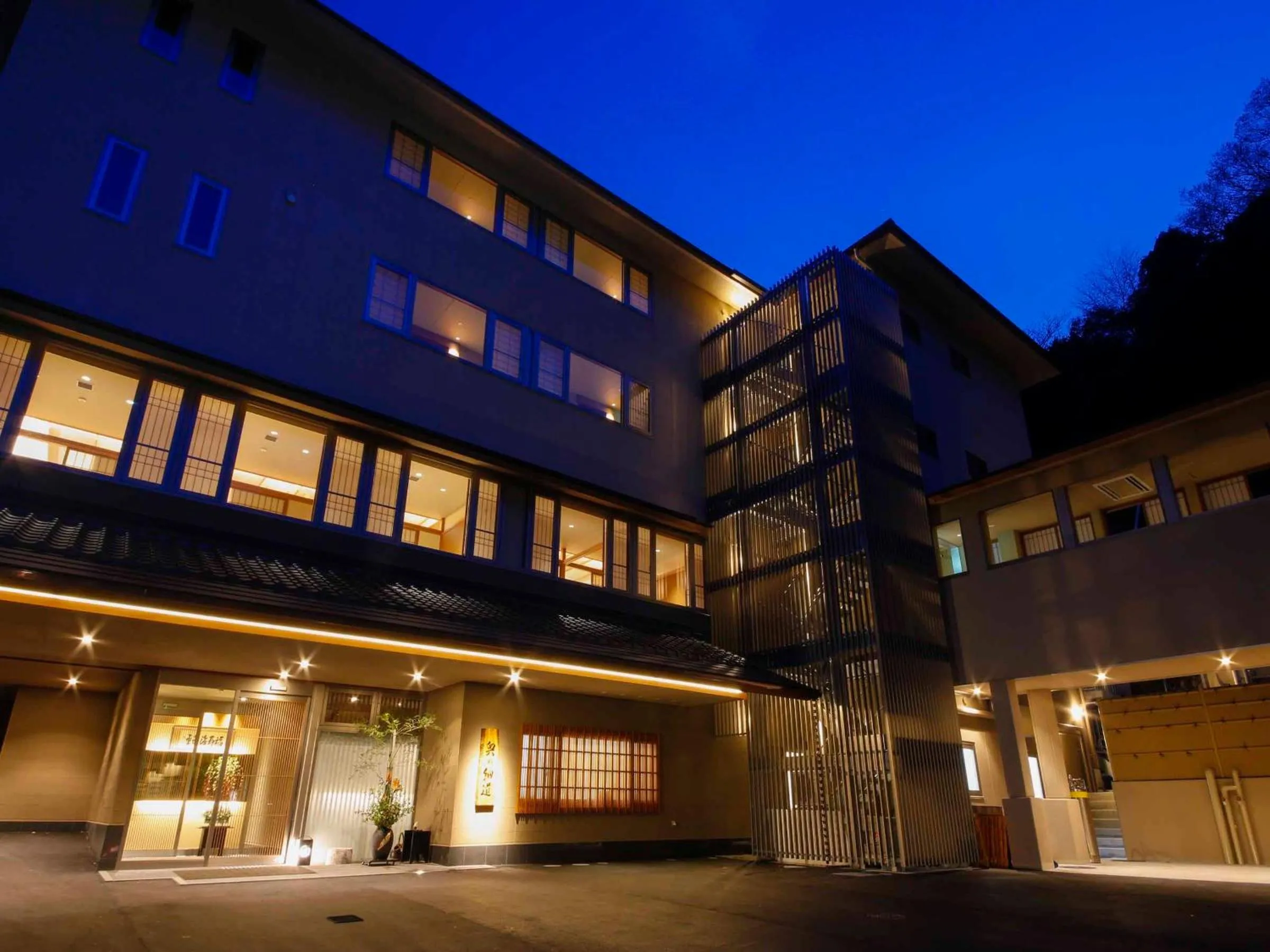 Facade/entrance in Okuno Hosomichi