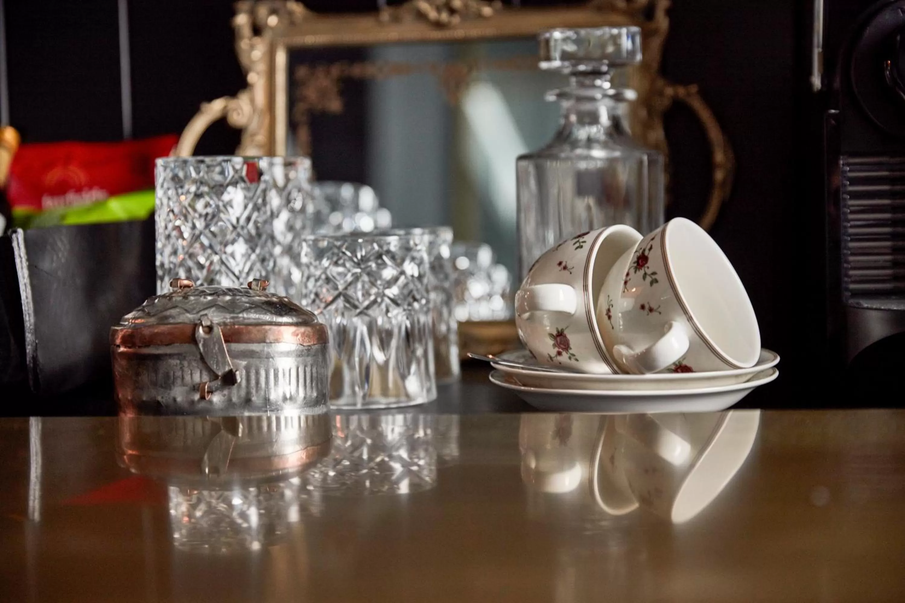 Food and drinks in Sir Savigny Hotel, part of Sircle Collection