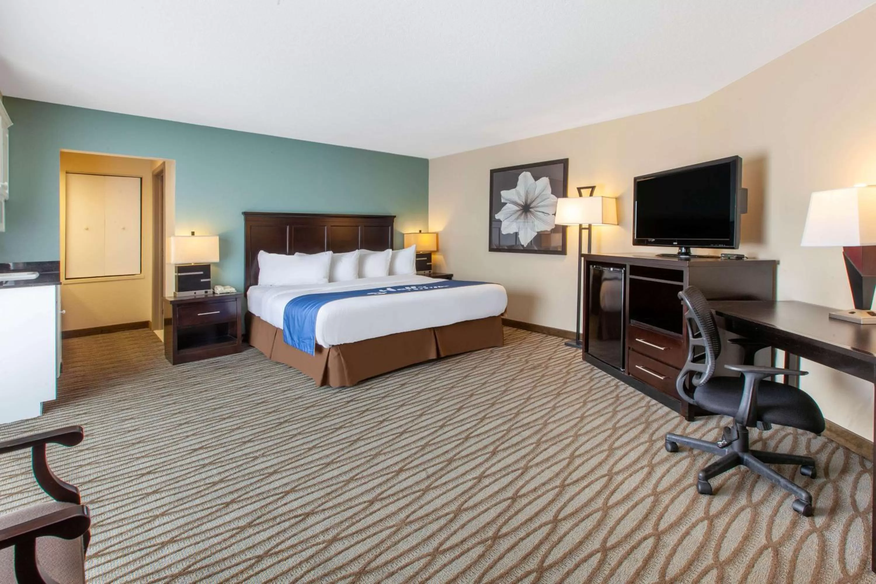 Bed in Days Inn by Wyndham Petoskey