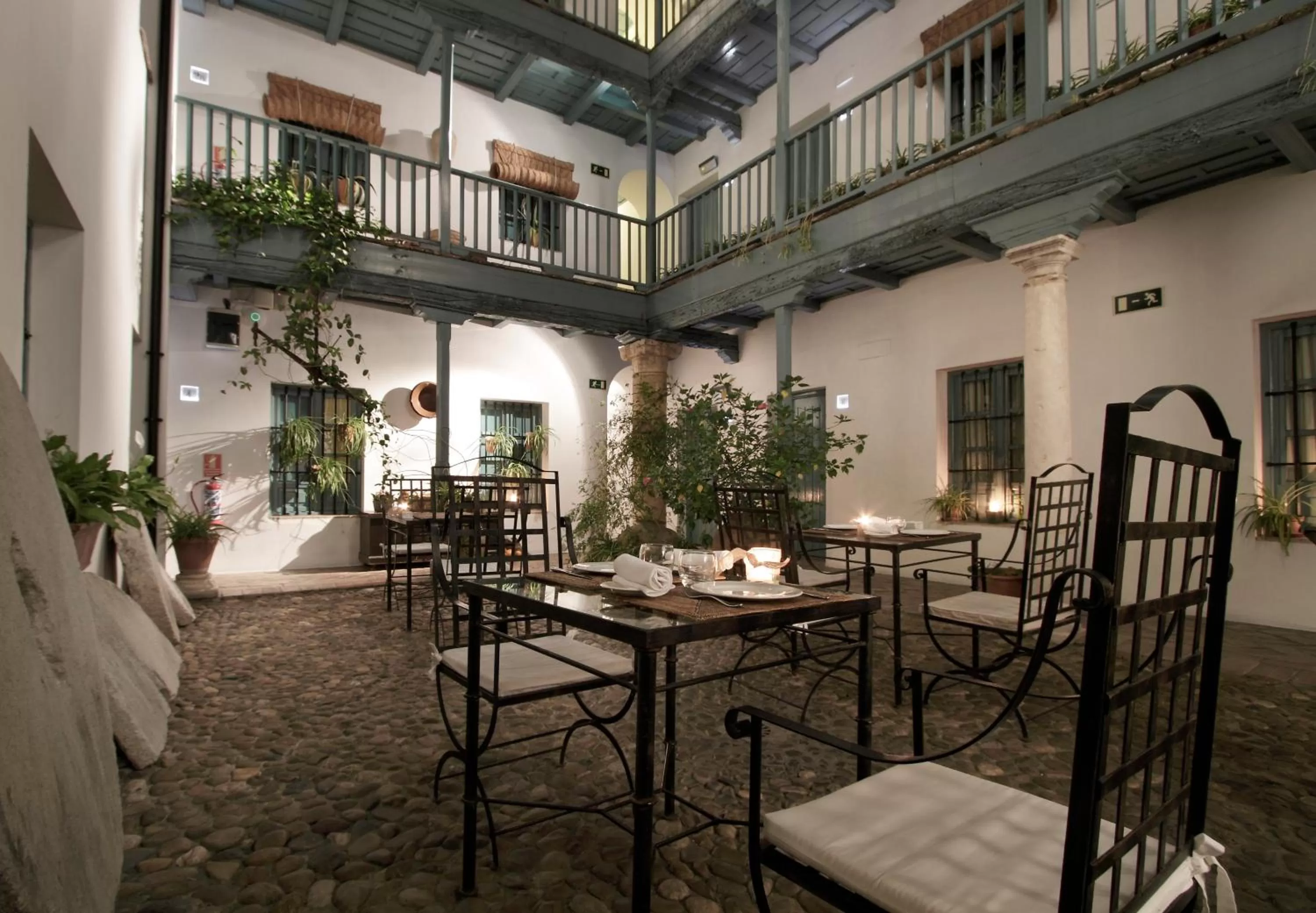 Lounge or bar in Hospes Las Casas del Rey de Baeza, a Member of Design Hotels