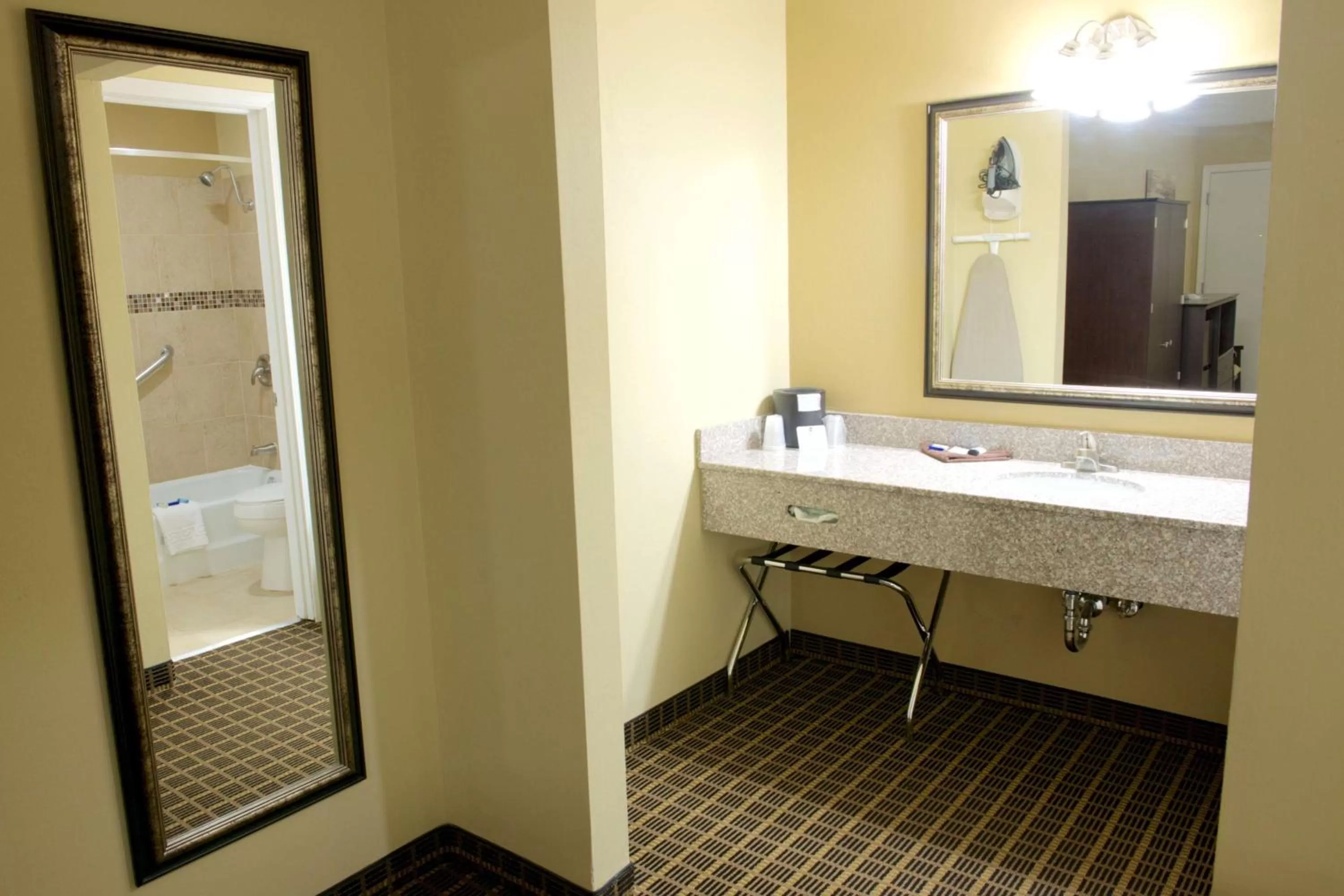 King Room with Roll-in Shower - Non-Smoking in Best Western Green Tree Inn