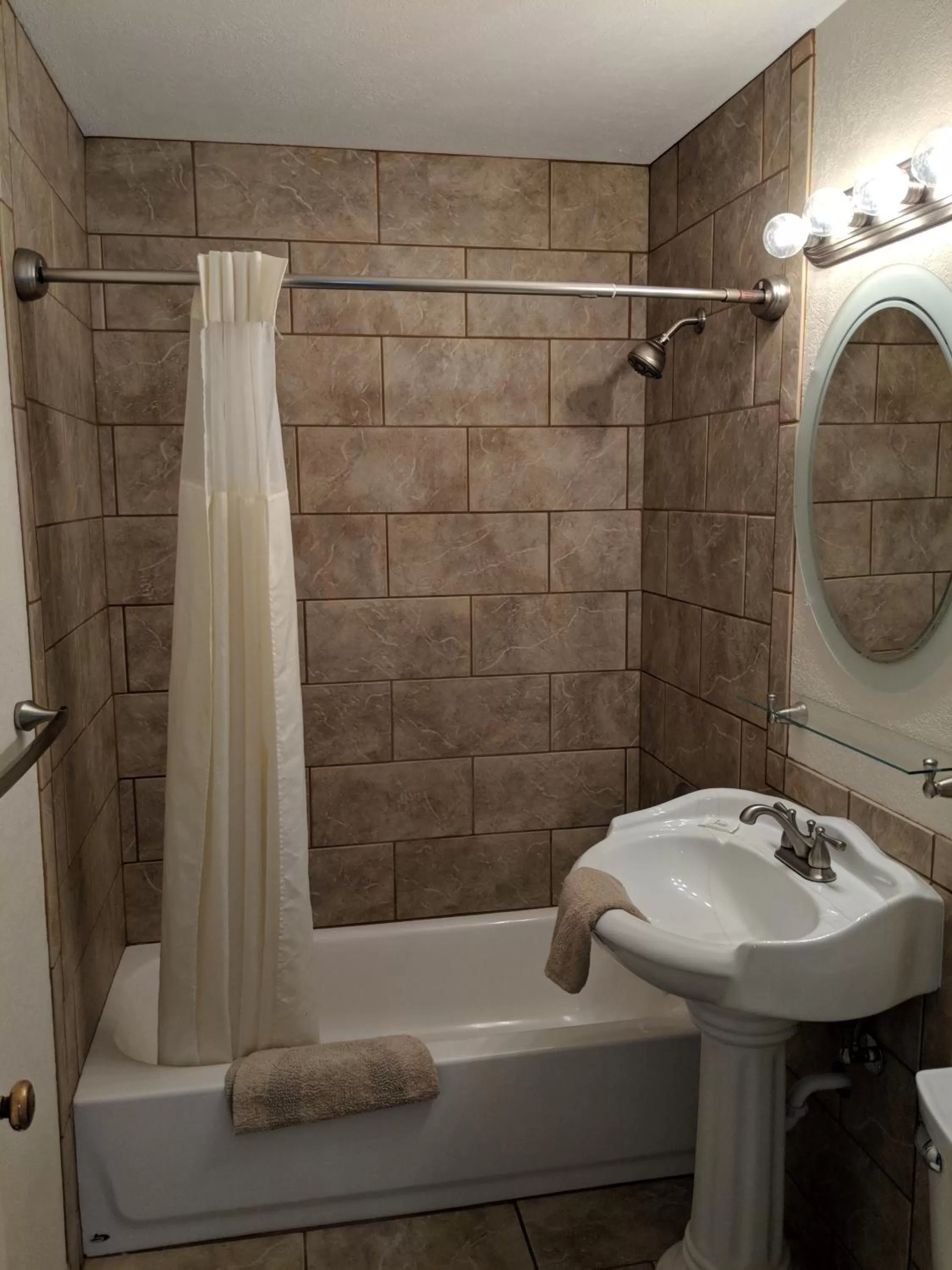 Bathroom in Red Rock Motel and Dam Motel