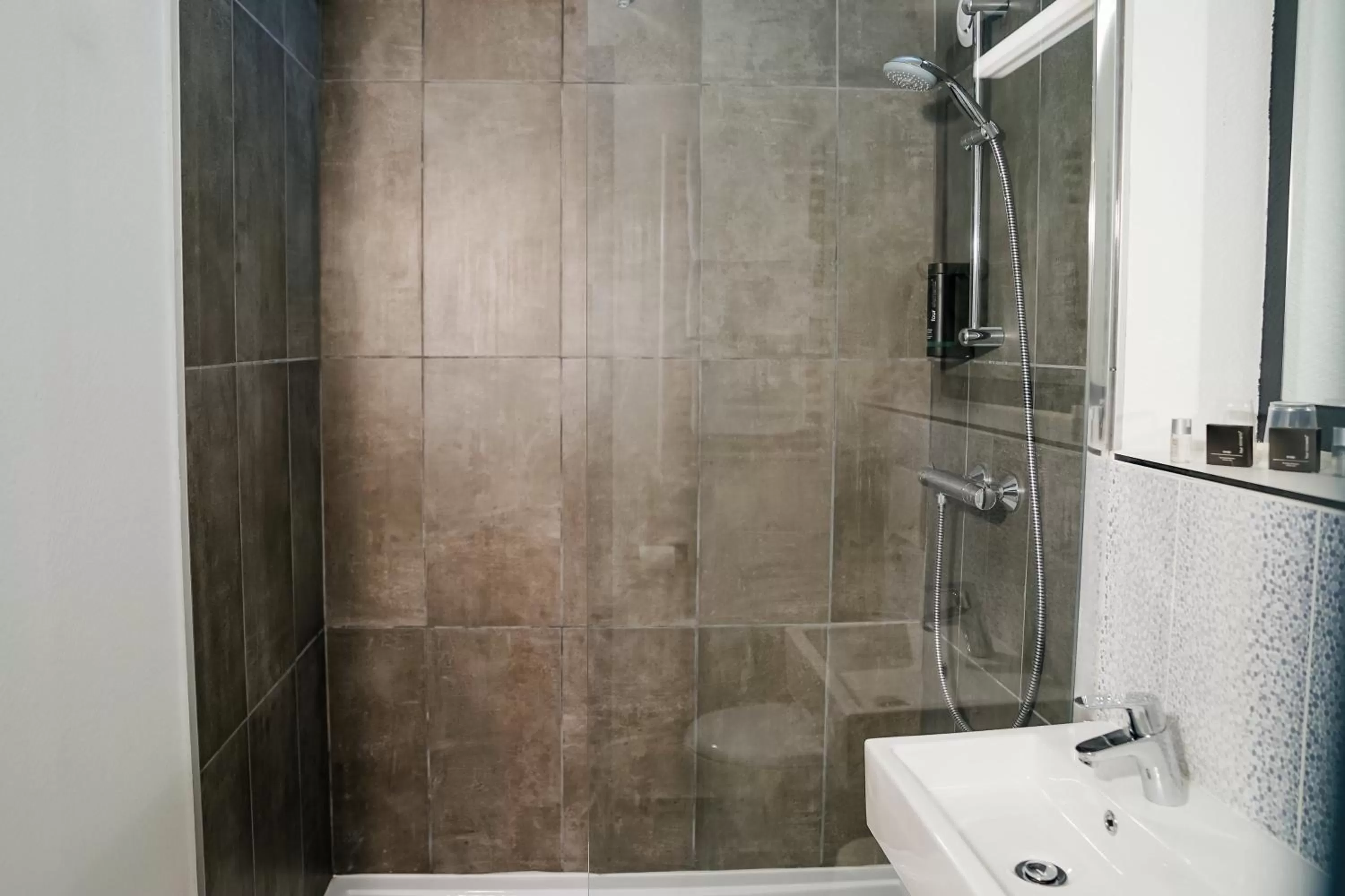 Bathroom in Kyriad Lille - Roncq