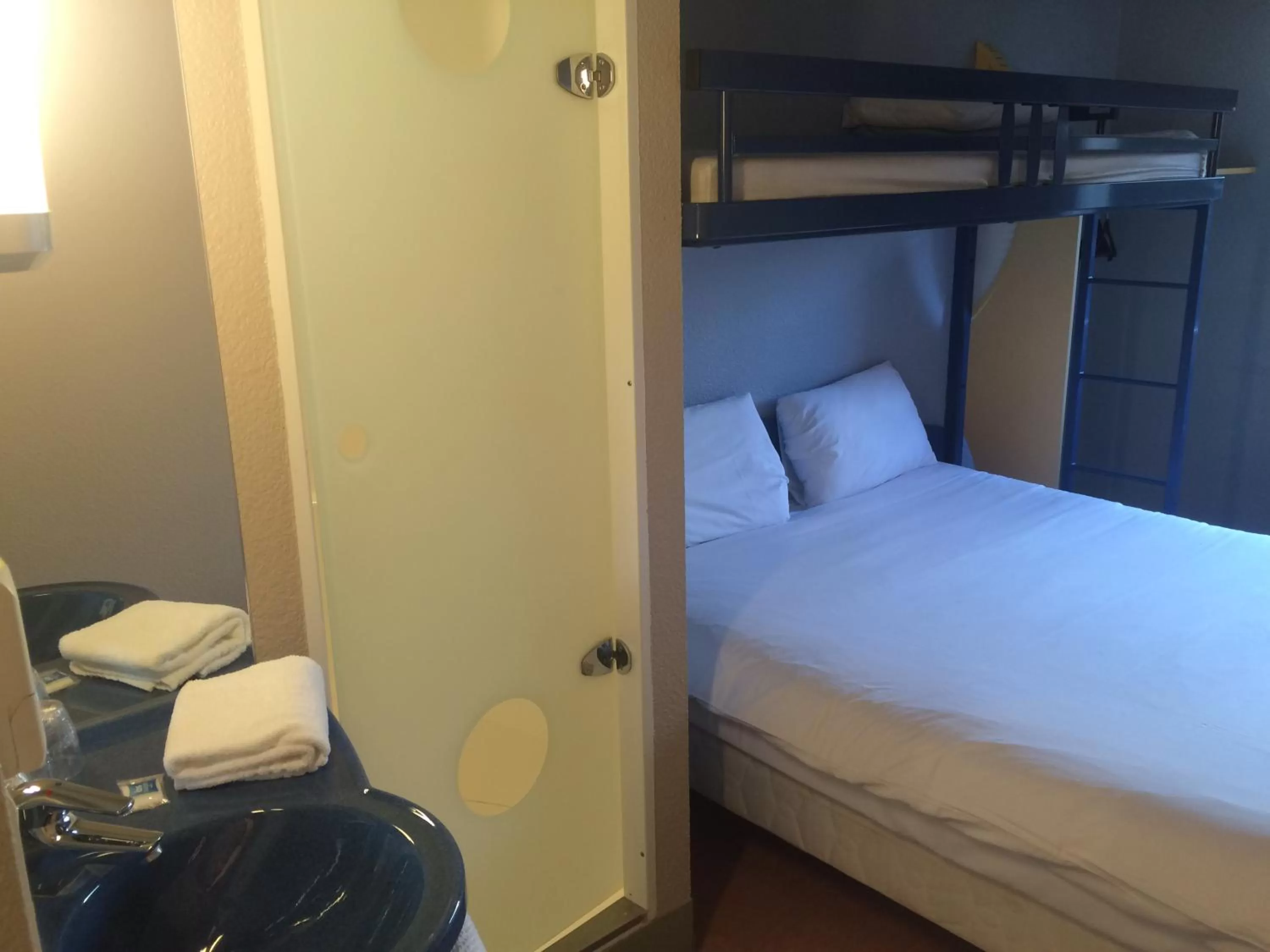 Bedroom, Bed in ibis budget Bar le Duc