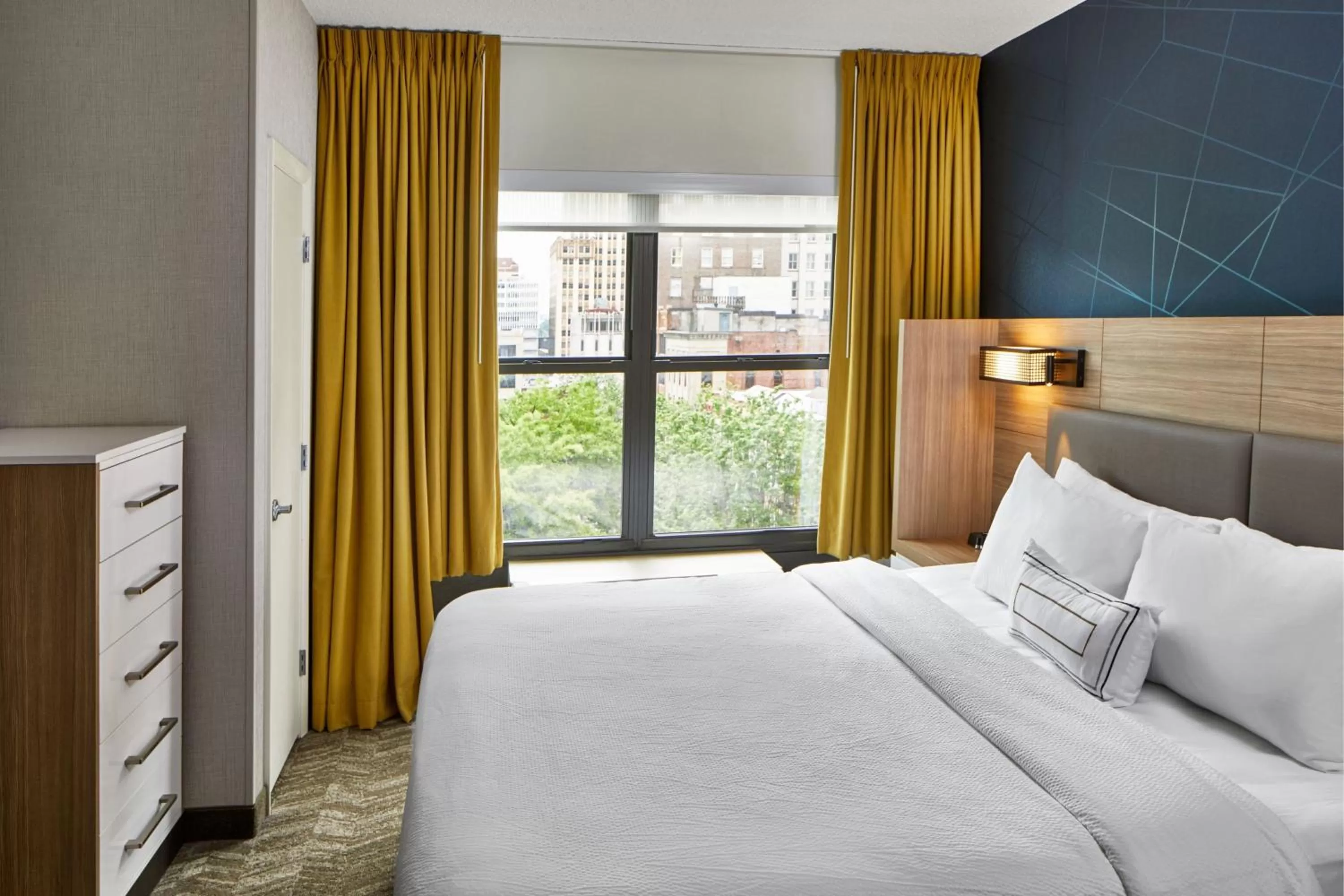 Living room, Bed in SpringHill Suites Memphis Downtown