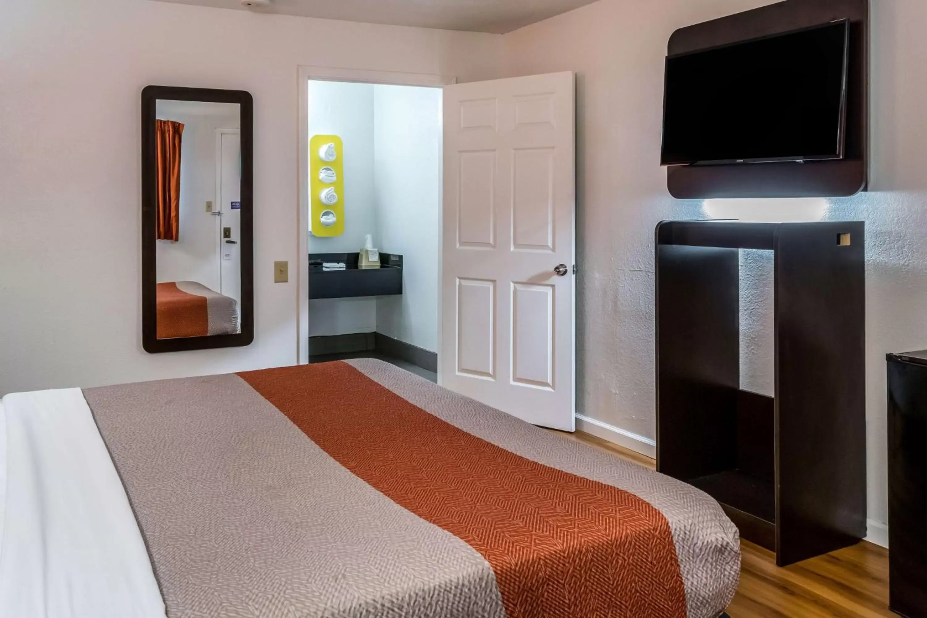 King Room - Smoking in Motel 6 Florence, KY - Cincinnati Airport King Room - Smoking in Motel 6 Florence, KY - Cincinnati Airport