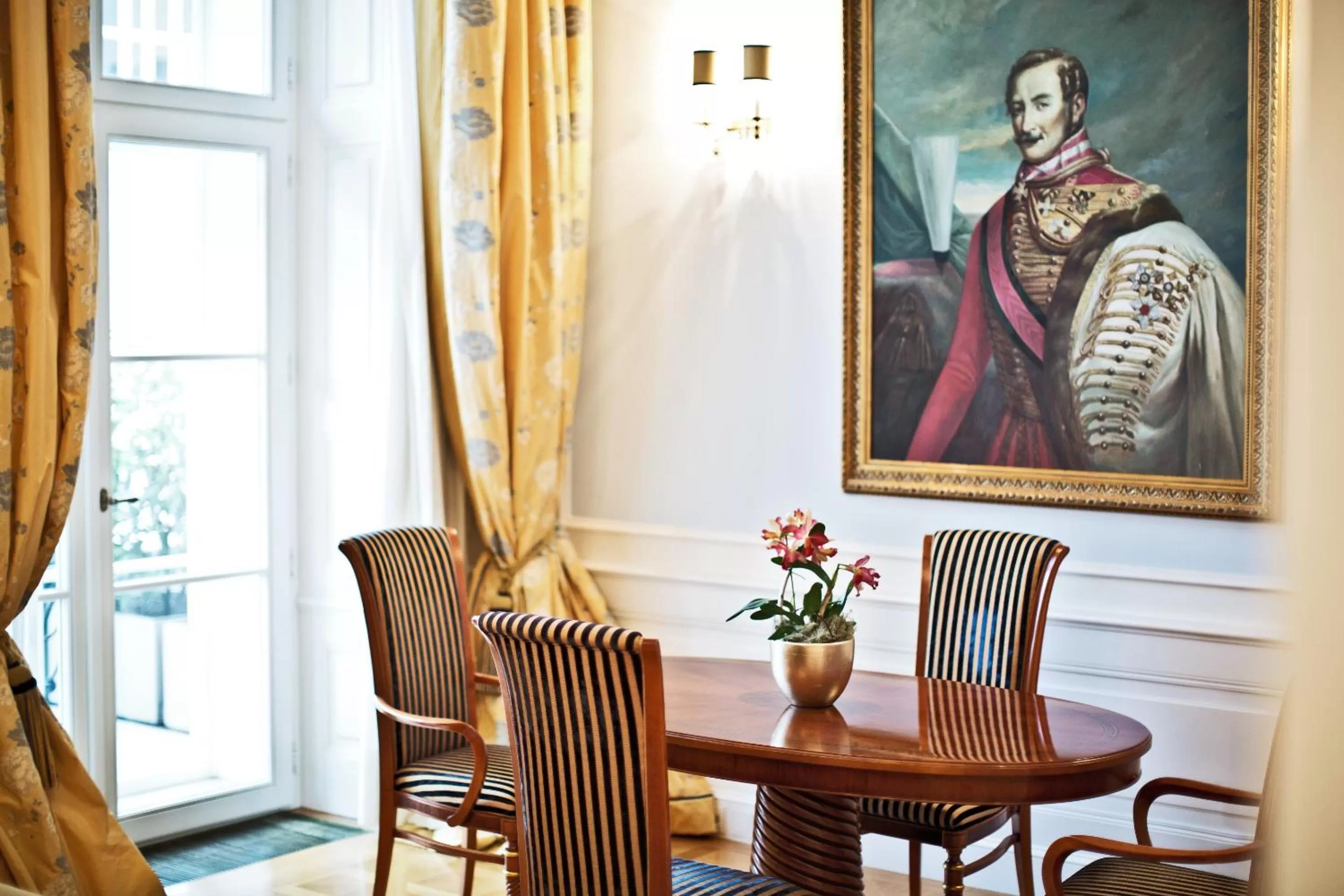 Living room in Palais Coburg Hotel