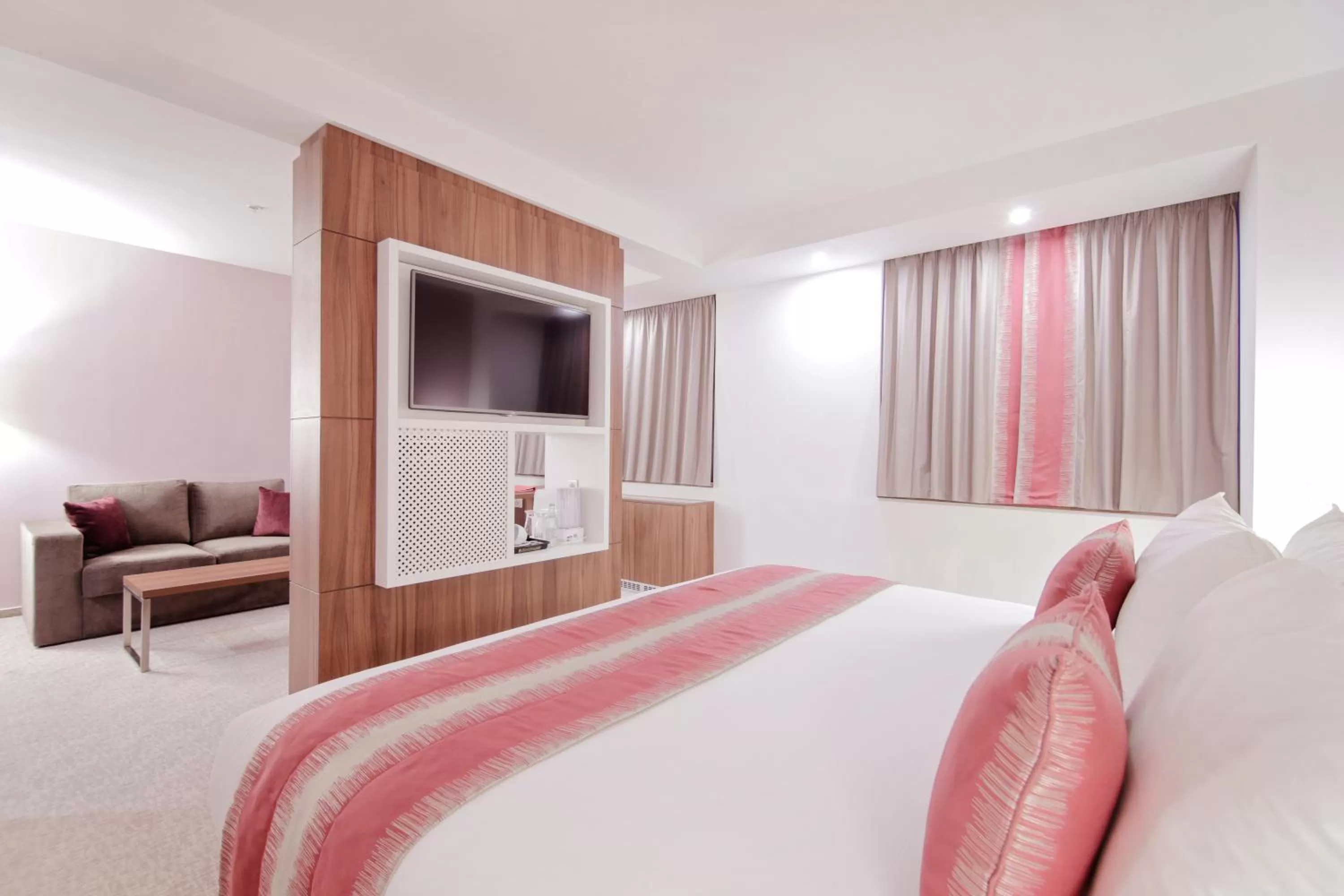 Bed in Ramada Plaza Craiova