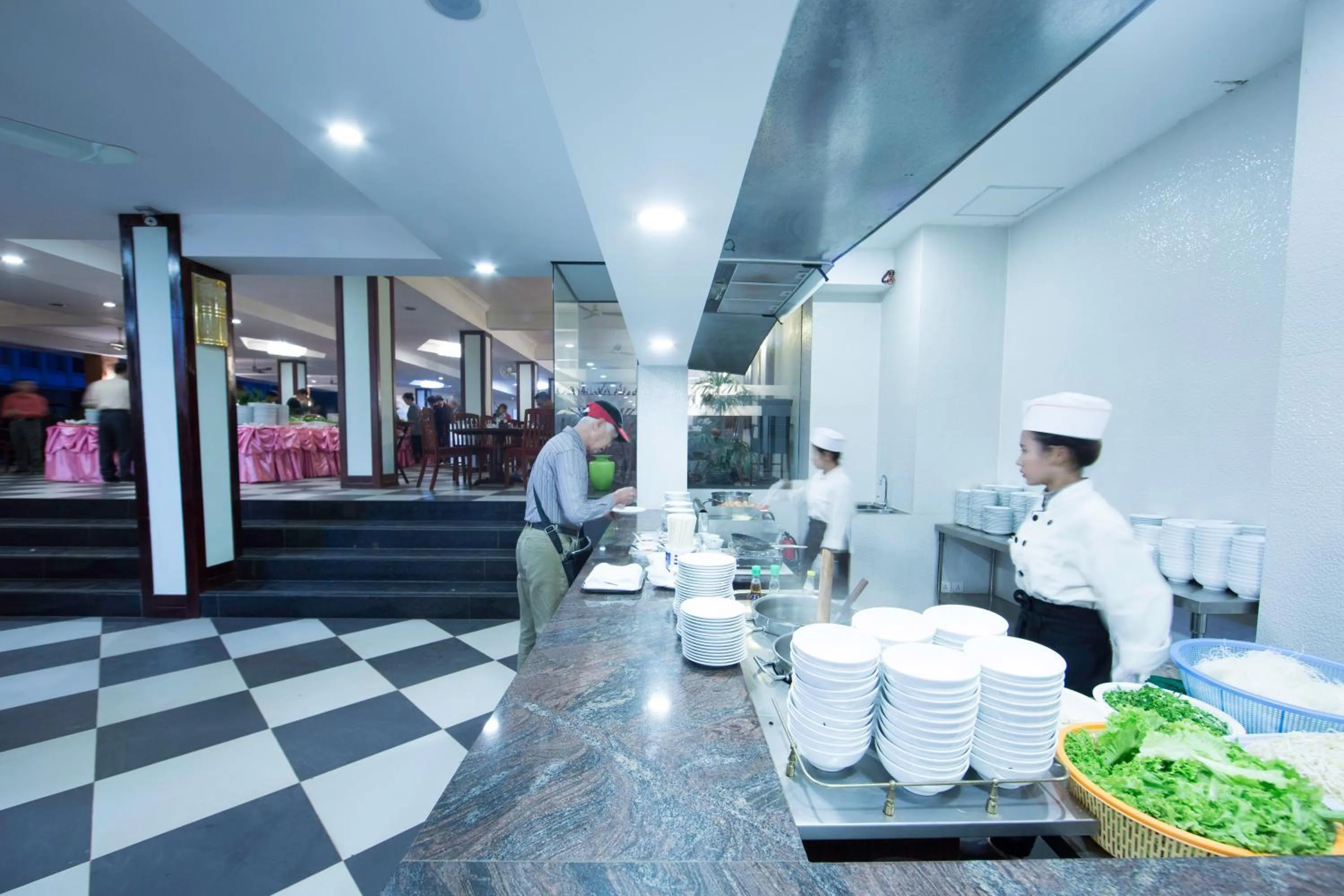 Restaurant/places to eat in Smiling Hotel