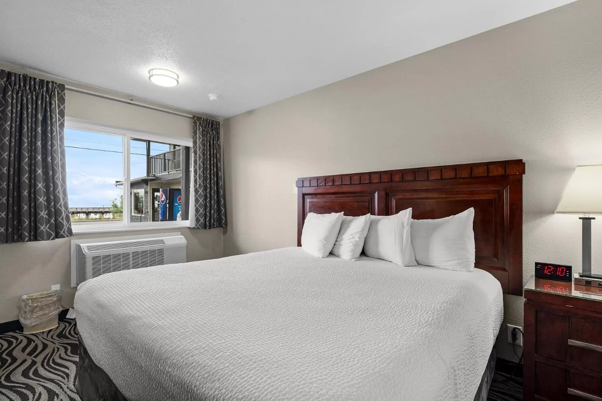 Bed in Astoria Rivershore Motel