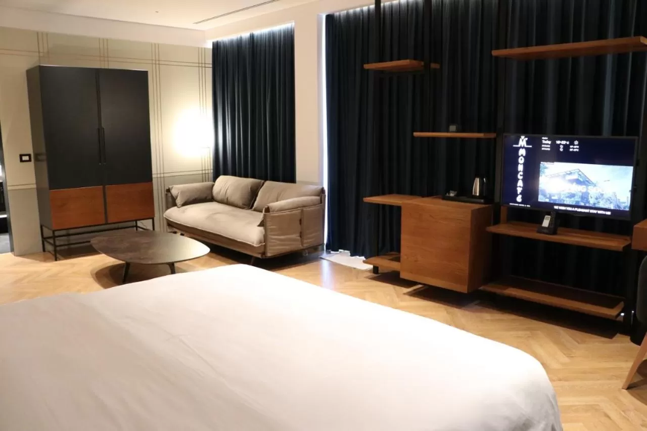 Bed, TV/Entertainment Center in Moncafe BoutiqueHotel Spa