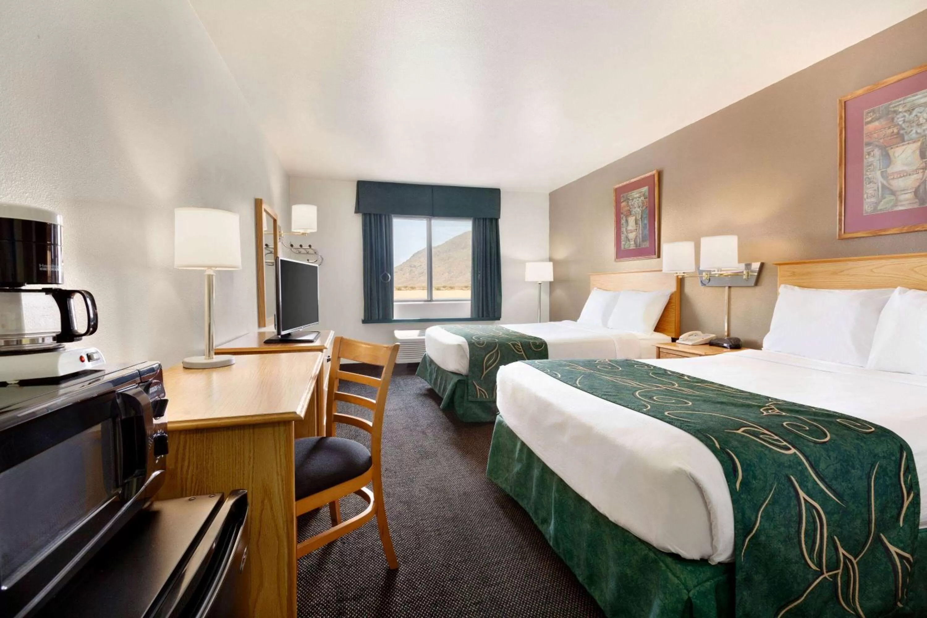 Photo of the whole room, Bed in Travelodge by Wyndham Yermo
