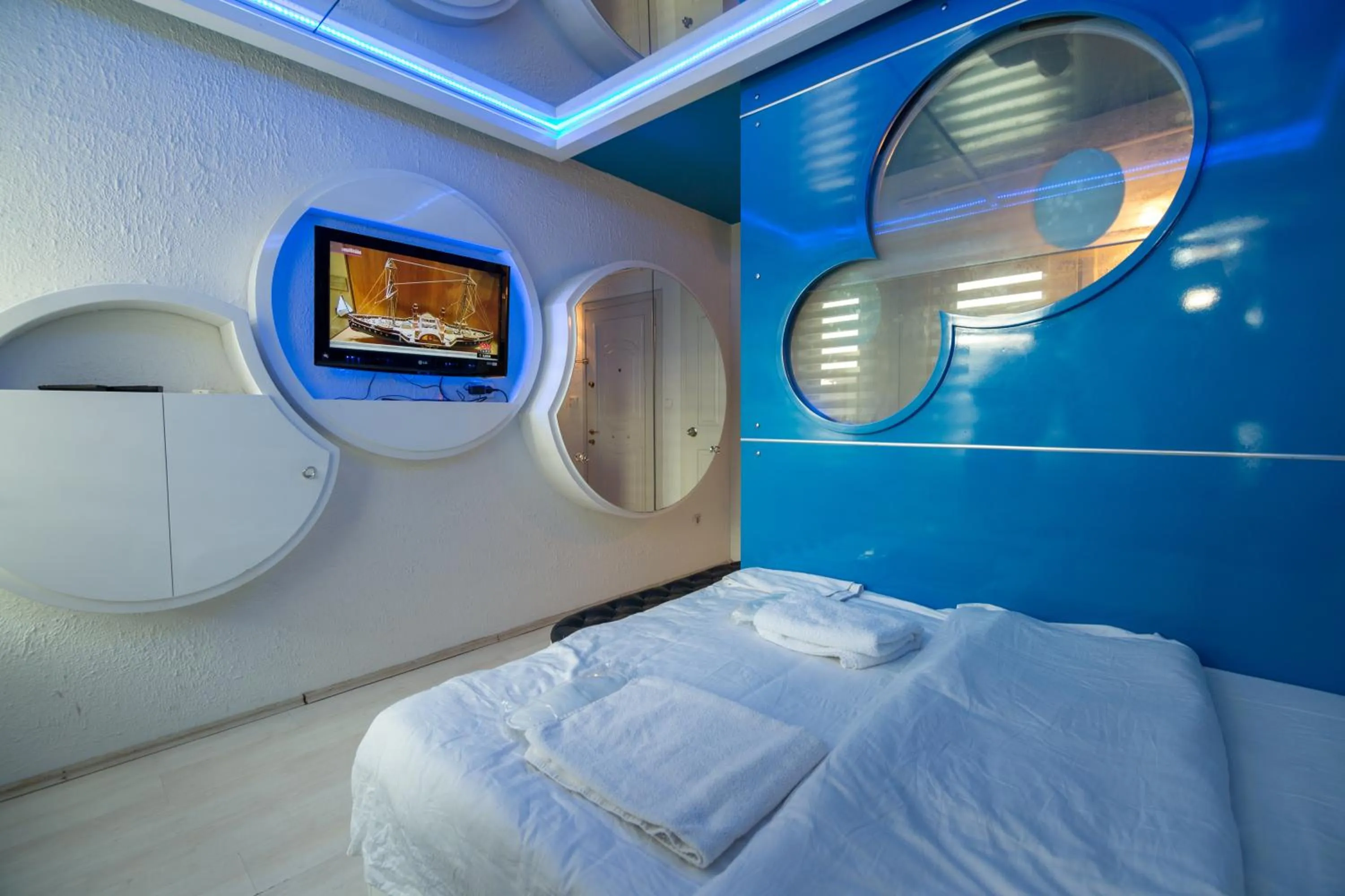 Photo of the whole room, Bed in Element Suites