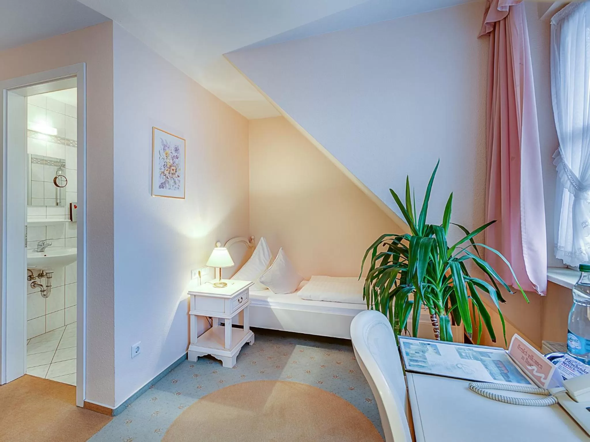 Bed in Hotel Zur Burg GmbH