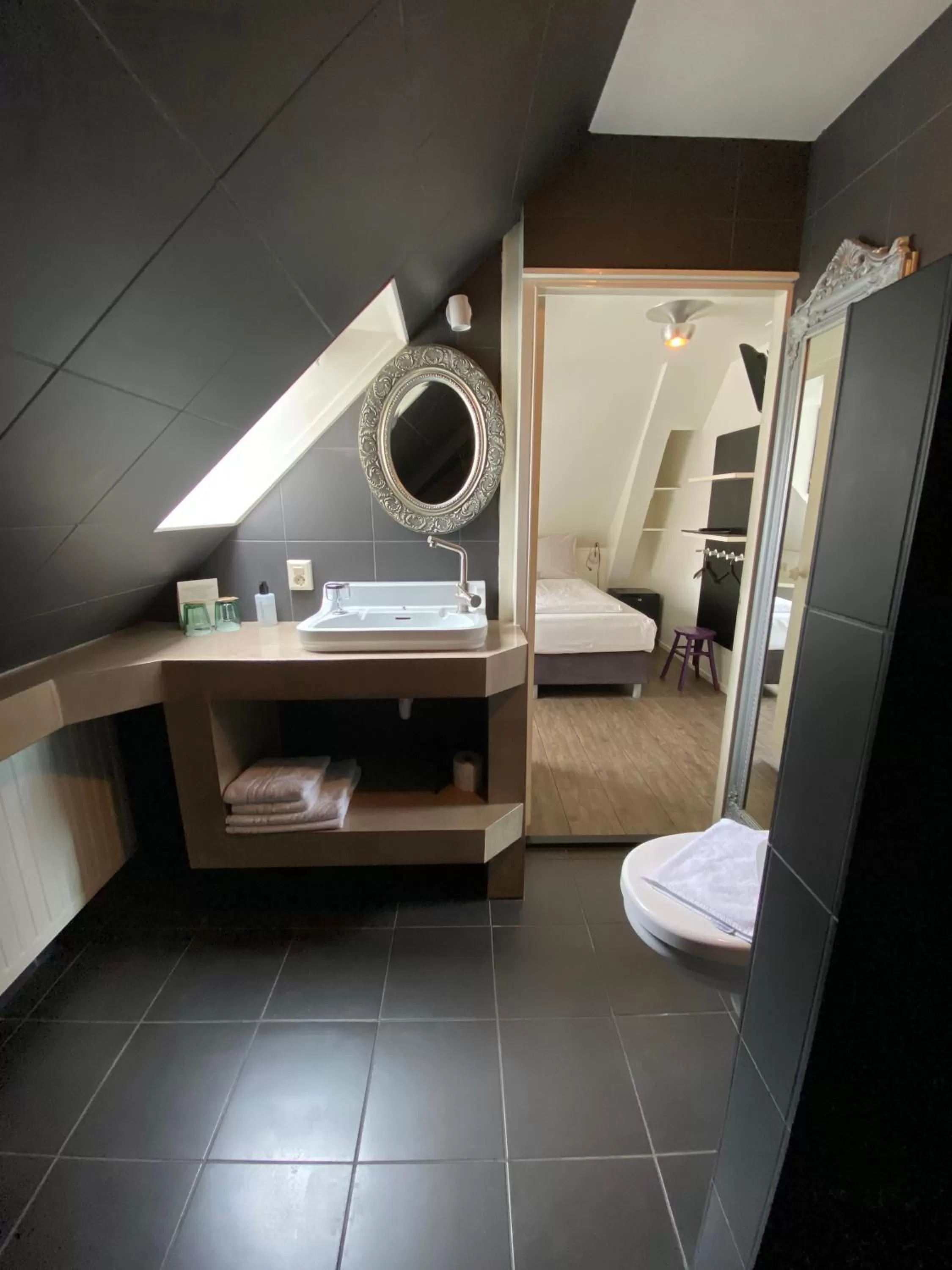 Bathroom, Bed in Hotel Buren