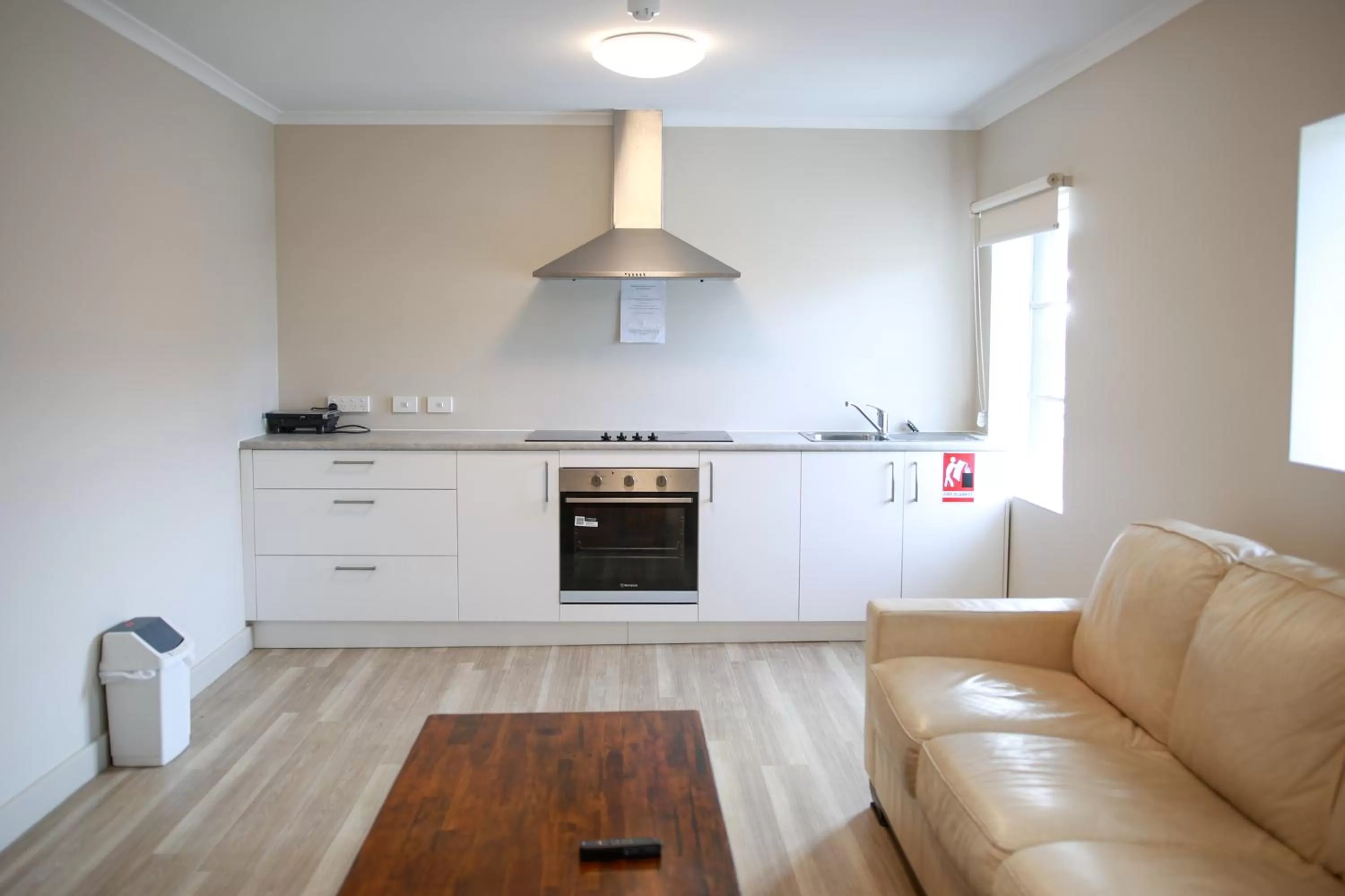 Communal lounge/ TV room, Kitchen/Kitchenette in Beltana Hotel