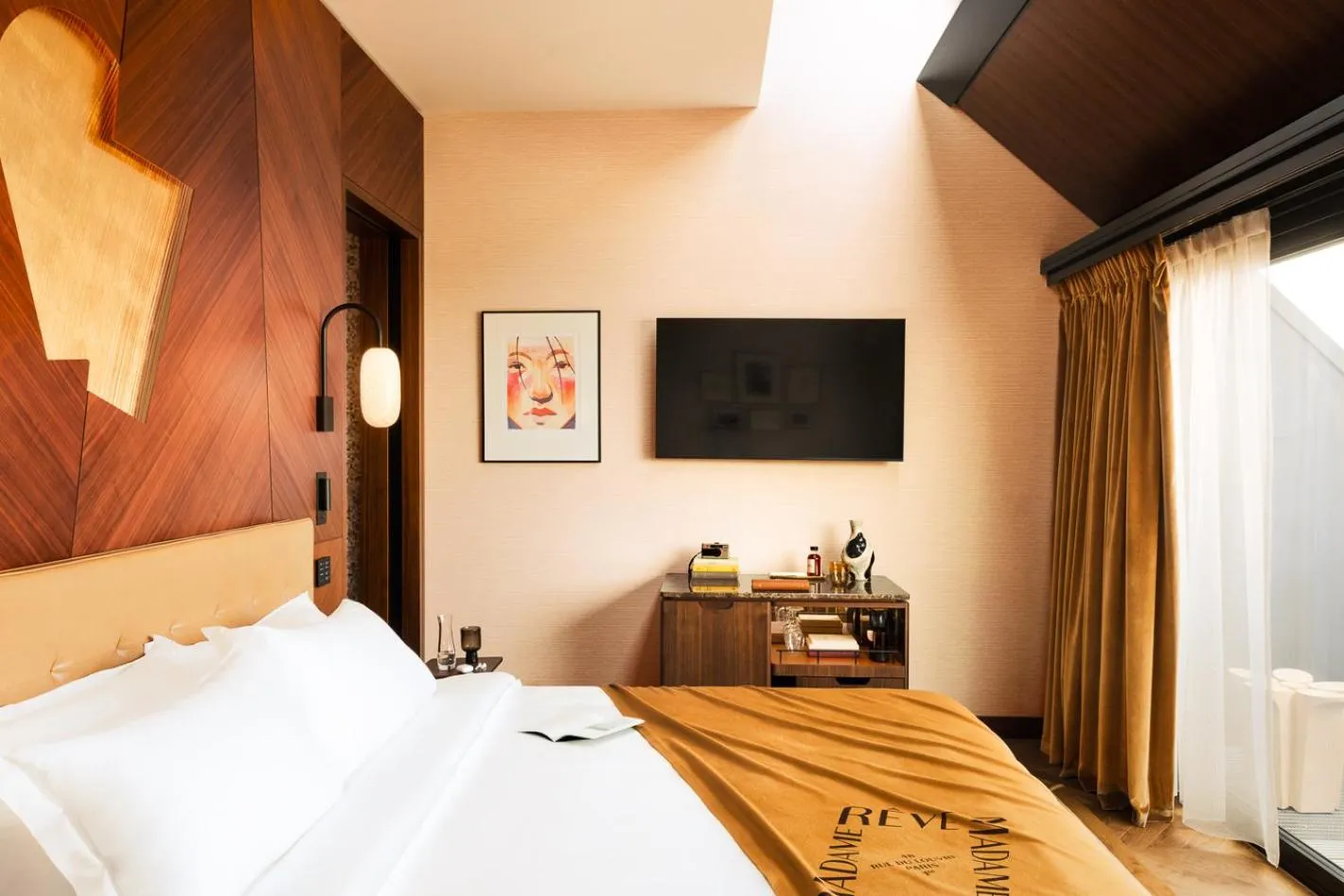 Photo of the whole room, Bed in Hôtel Madame Rêve