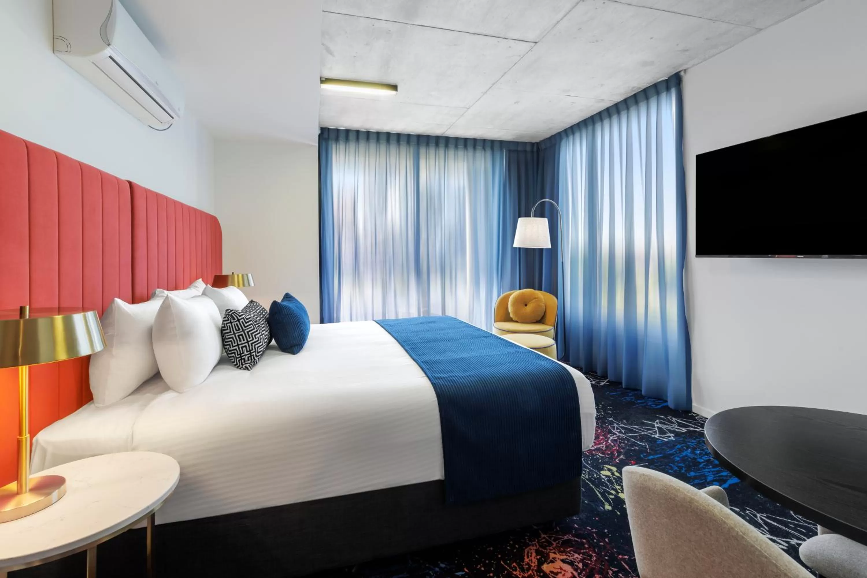 Bed in Mercure Melbourne St Kilda Road