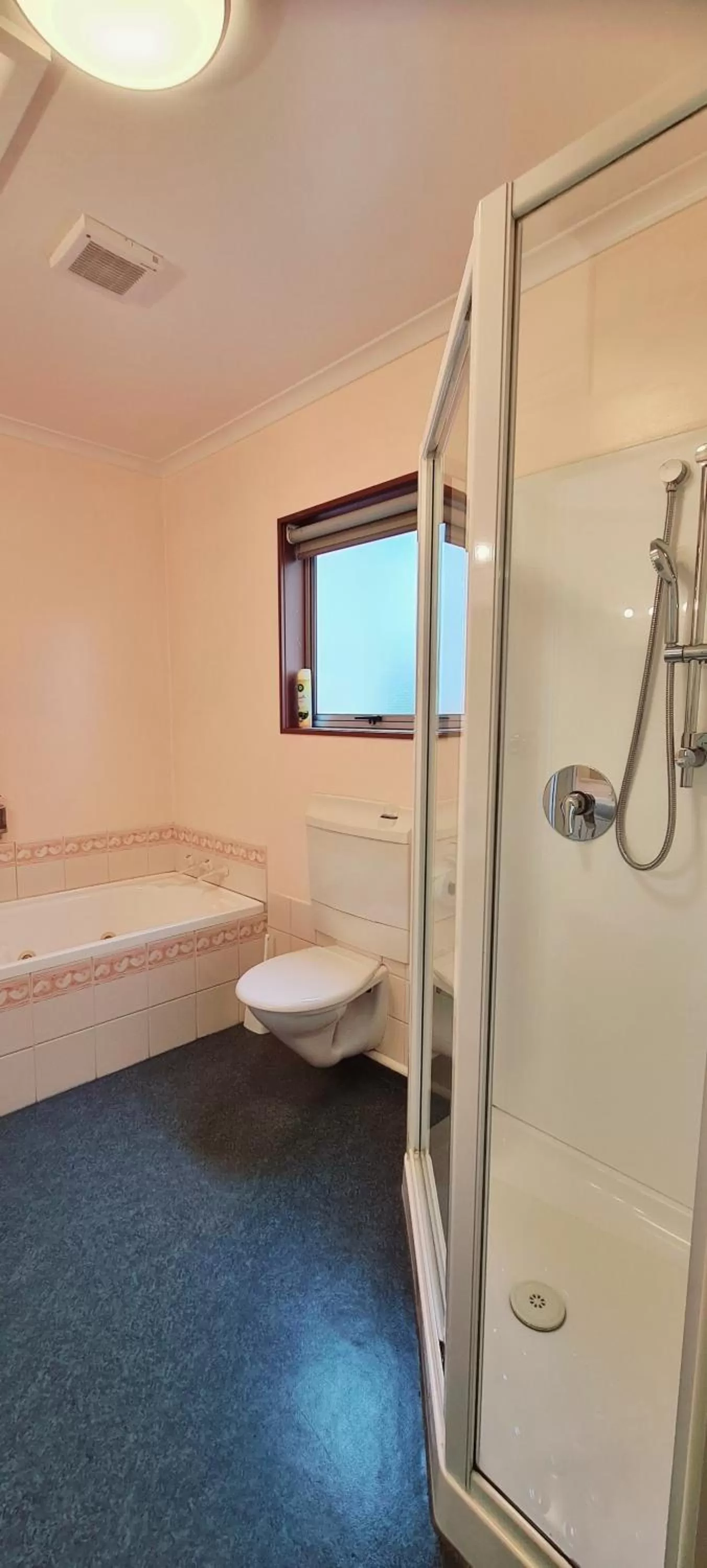 Shower in Parklands Motor Lodge Timaru
