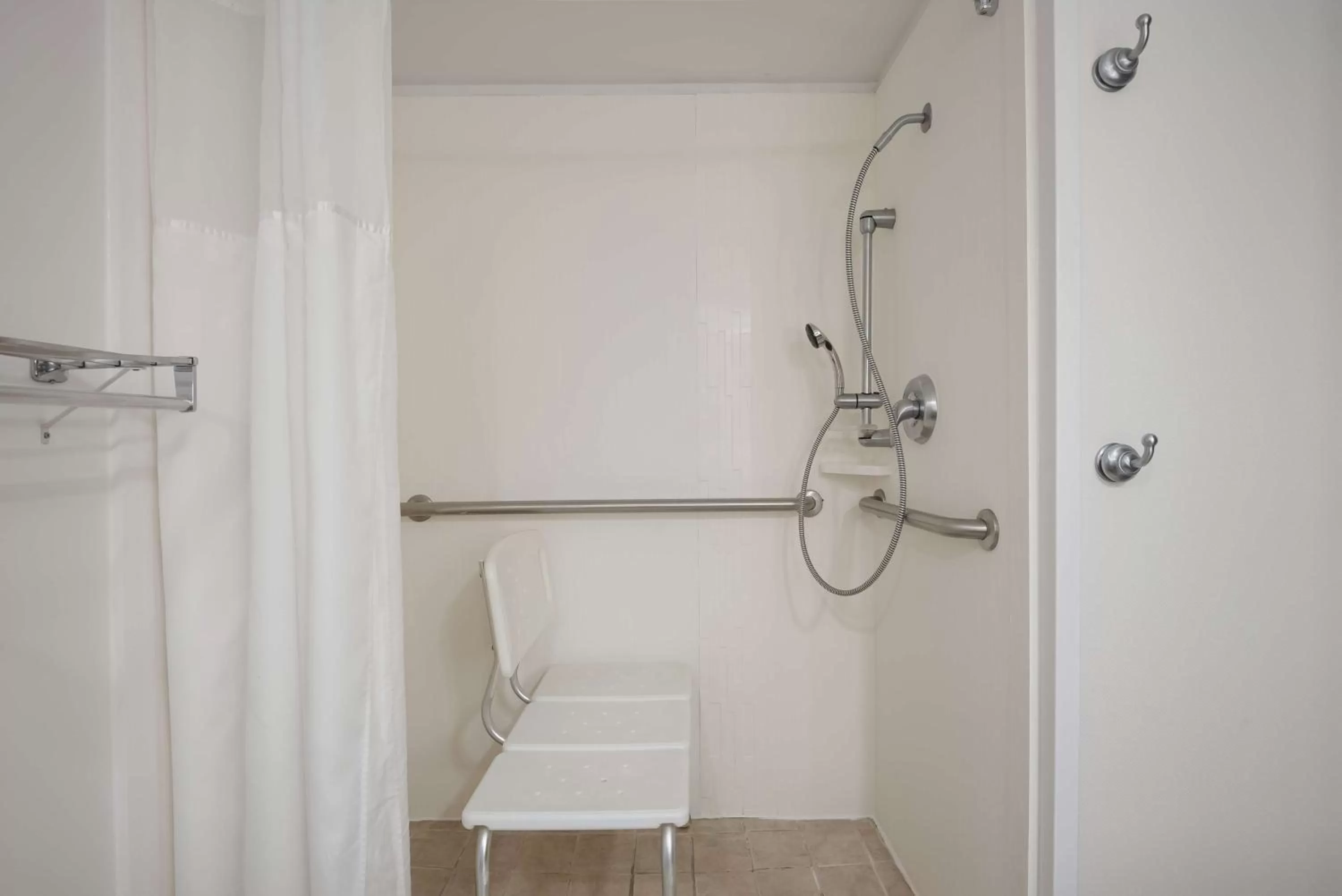 Bathroom in Best Western Batesville