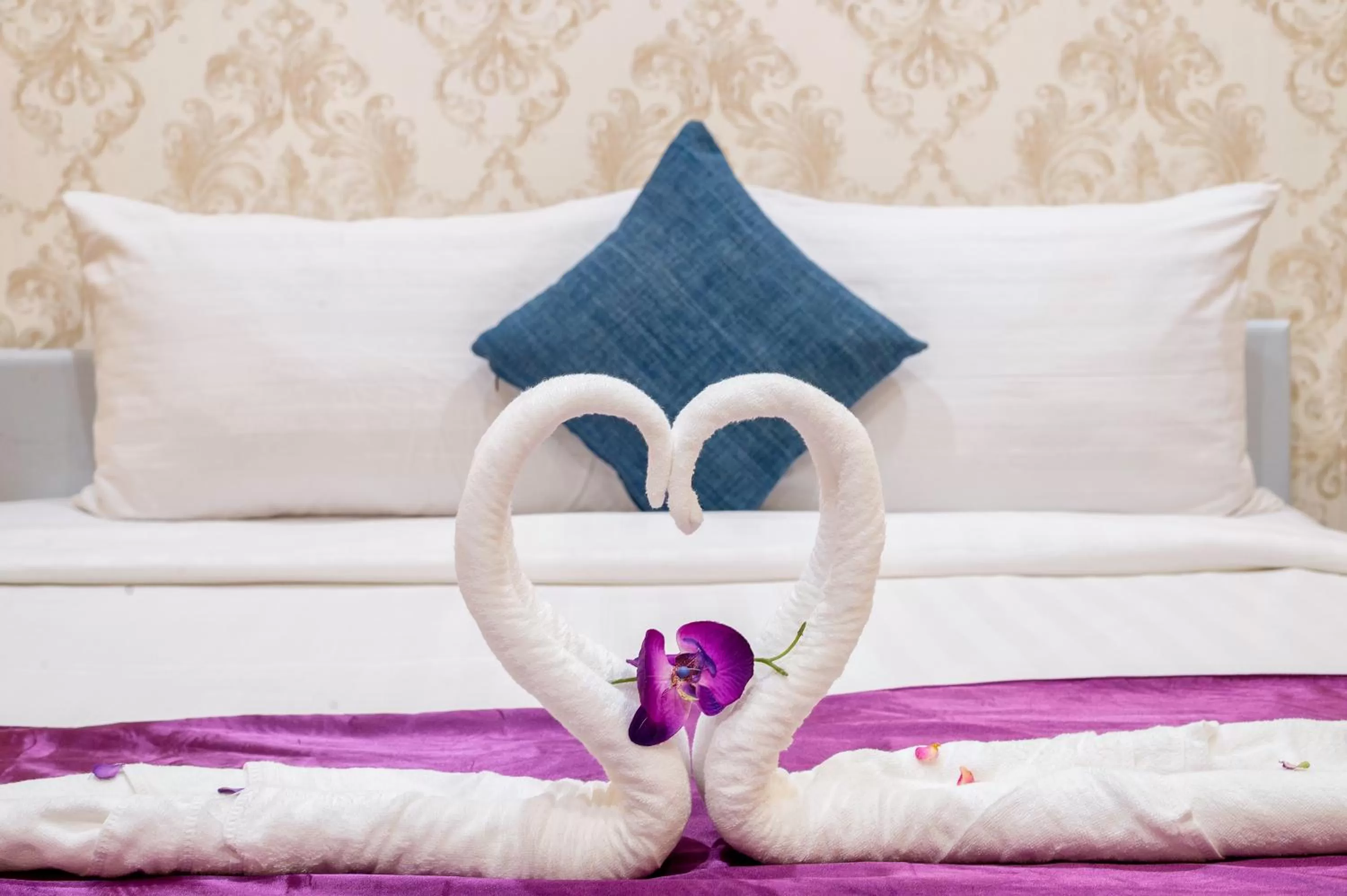 Bed in White Residence Hotel & Apartment