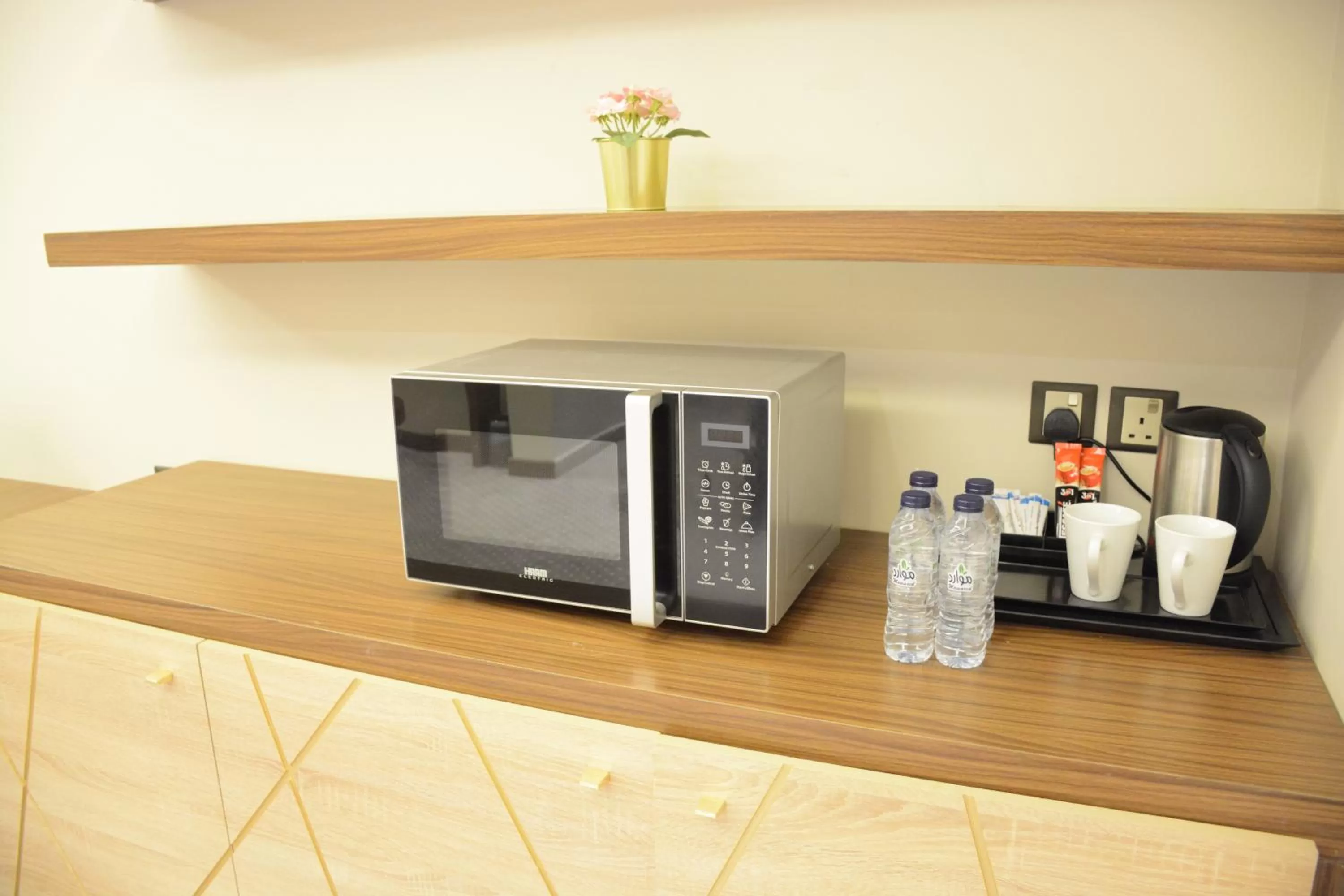 Coffee/tea facilities, TV/Entertainment Center in E1 Hotel