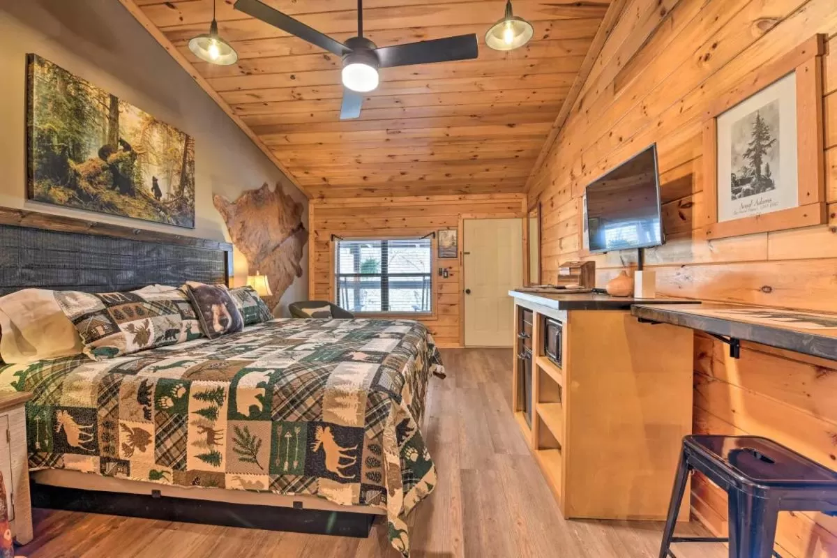 Bed in The Lodge Nantahala River