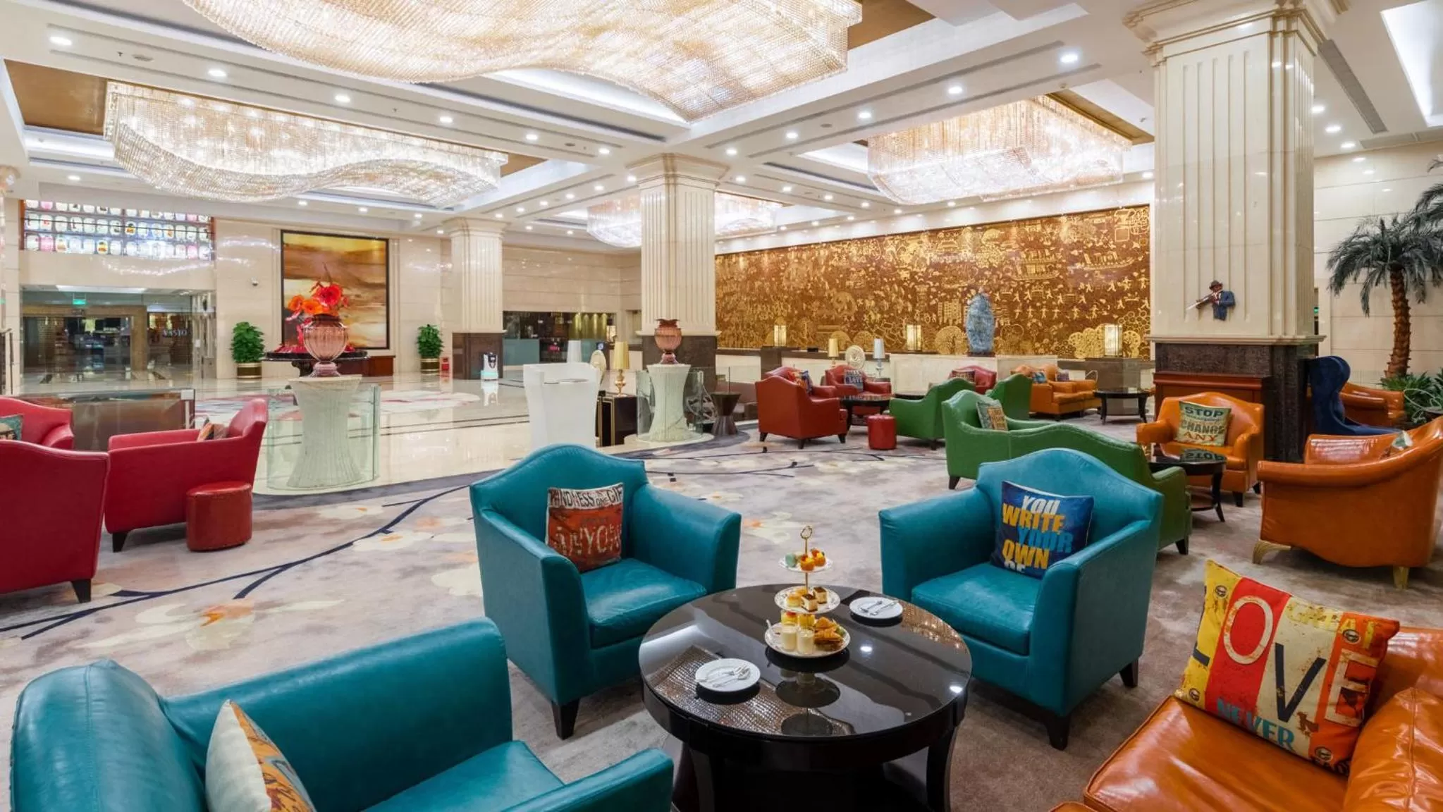 Lounge or bar in Crowne Plaza Foshan by IHG