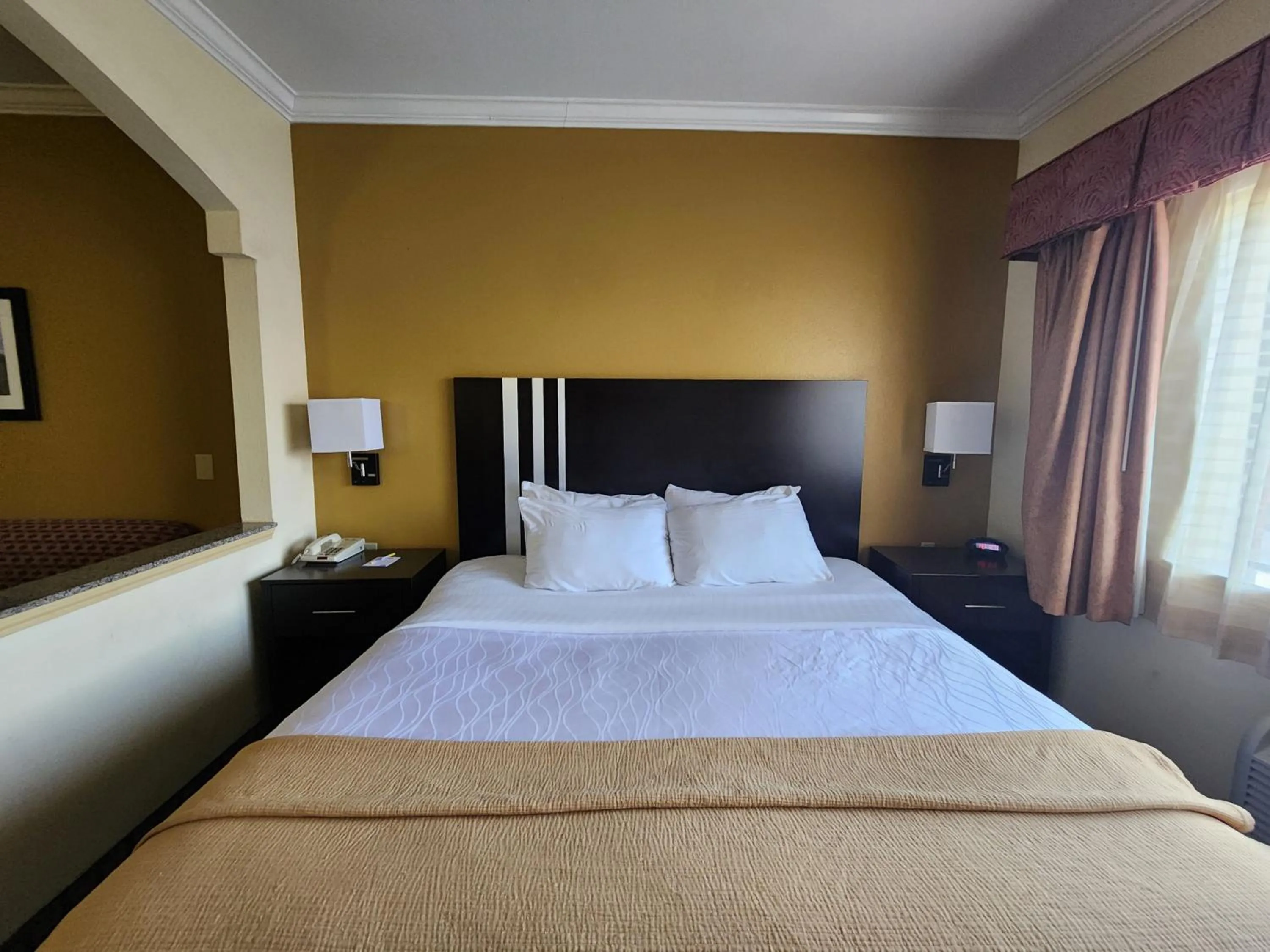 Bedroom, Bed in Days Inn & Suites by Wyndham Sam Houston Tollway