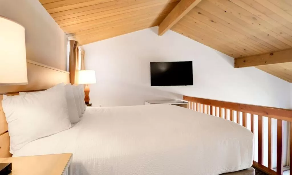 Bedroom, Bed in Hallmark Resort - Newport