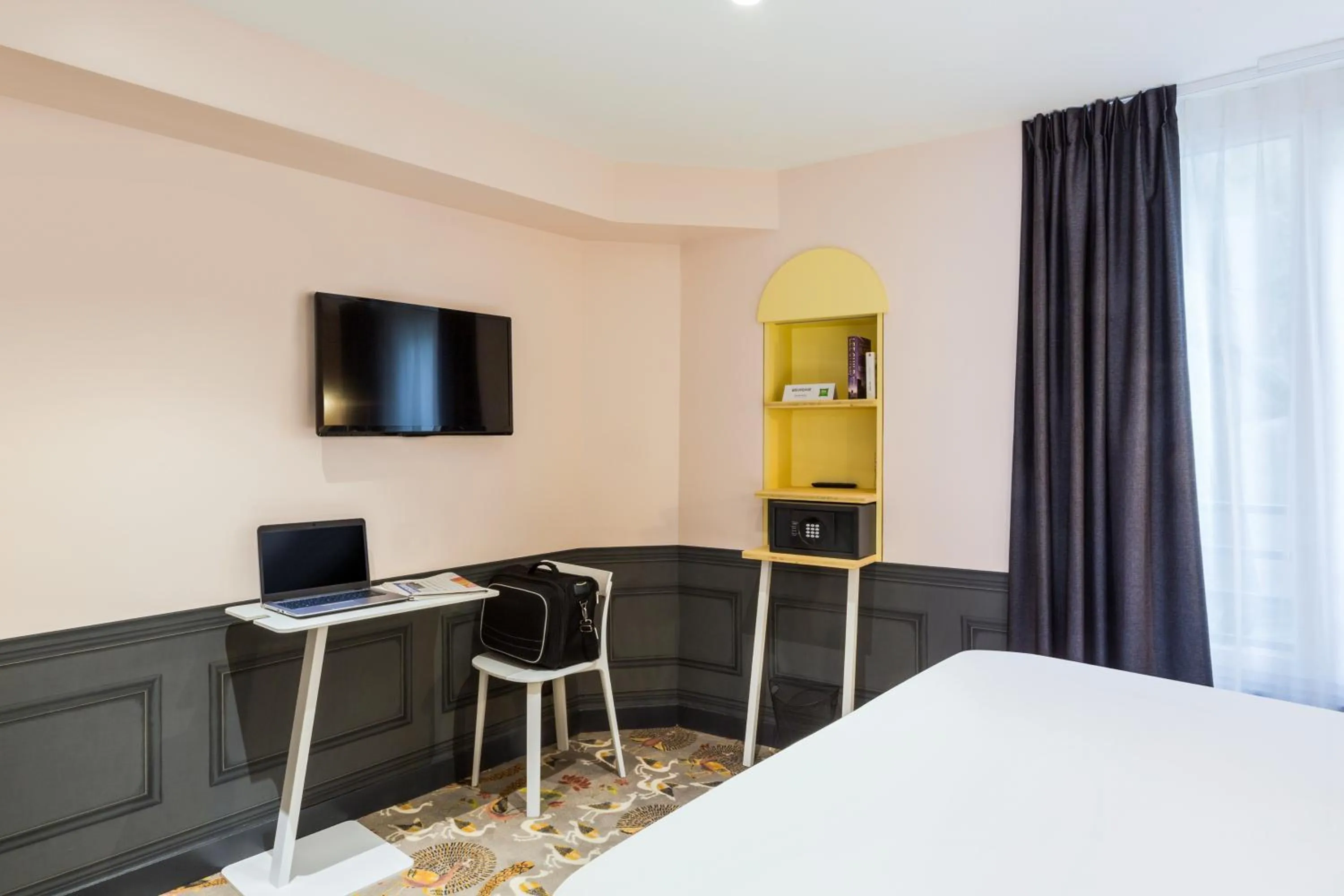 Bedroom, Bed in ibis Styles Paris Gare de l'Est TGV