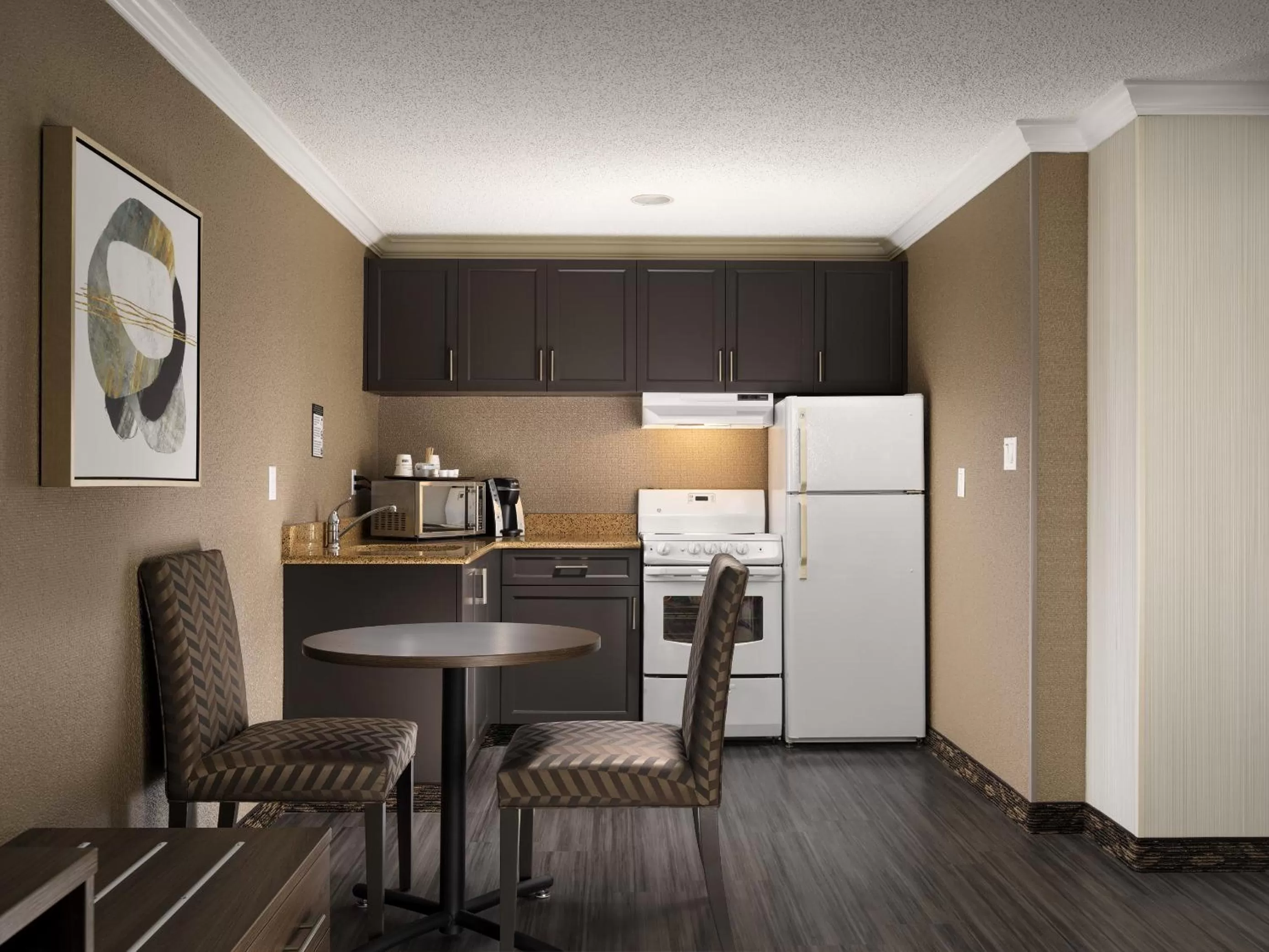 Kitchen or kitchenette in BEST WESTERN PLUS Carlton Plaza Hotel